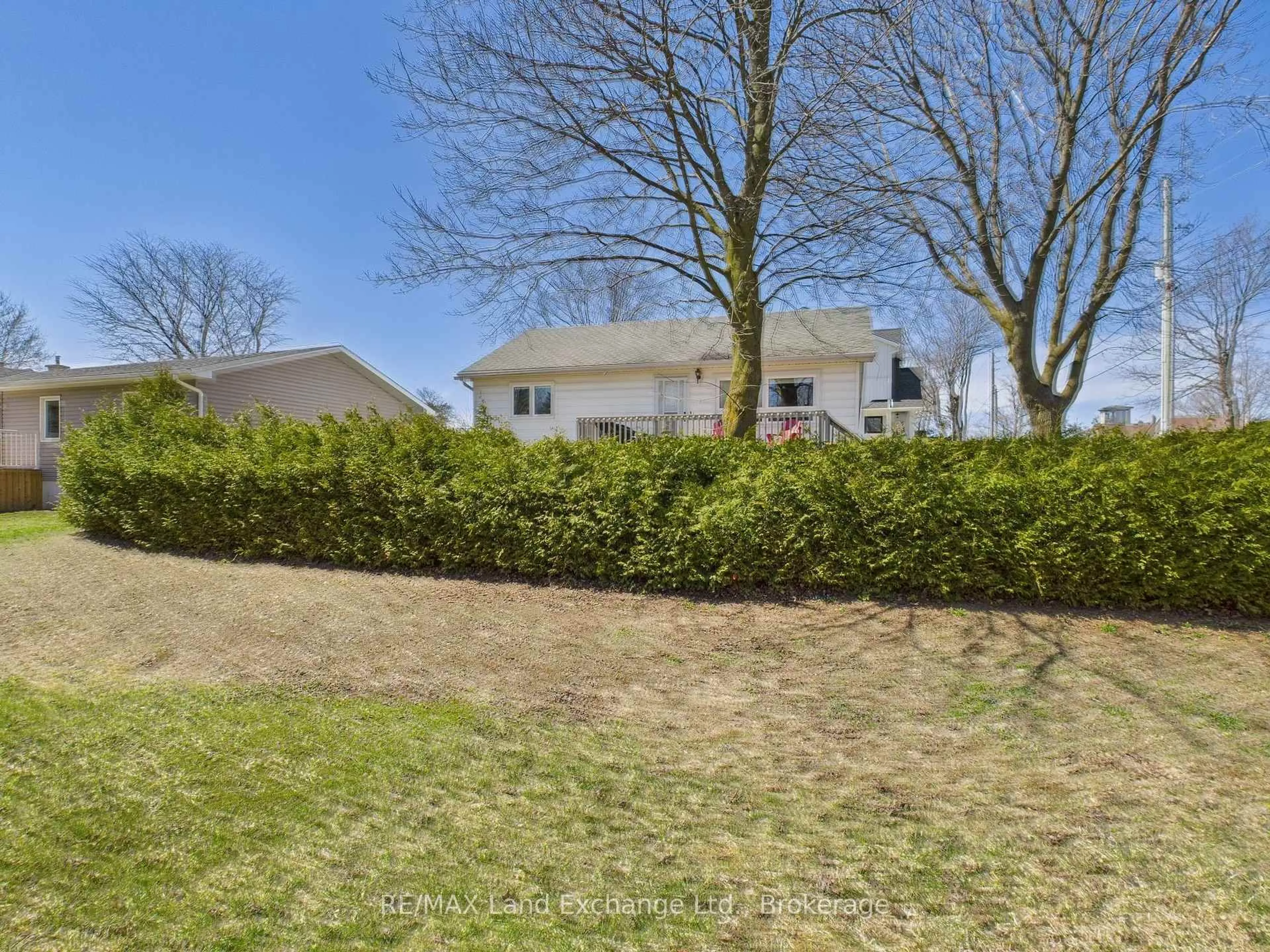 A pic from outside/outdoor area/front of a property/back of a property/a pic from drone, street for 1070 Princes St, Kincardine Ontario N2Z 1X8