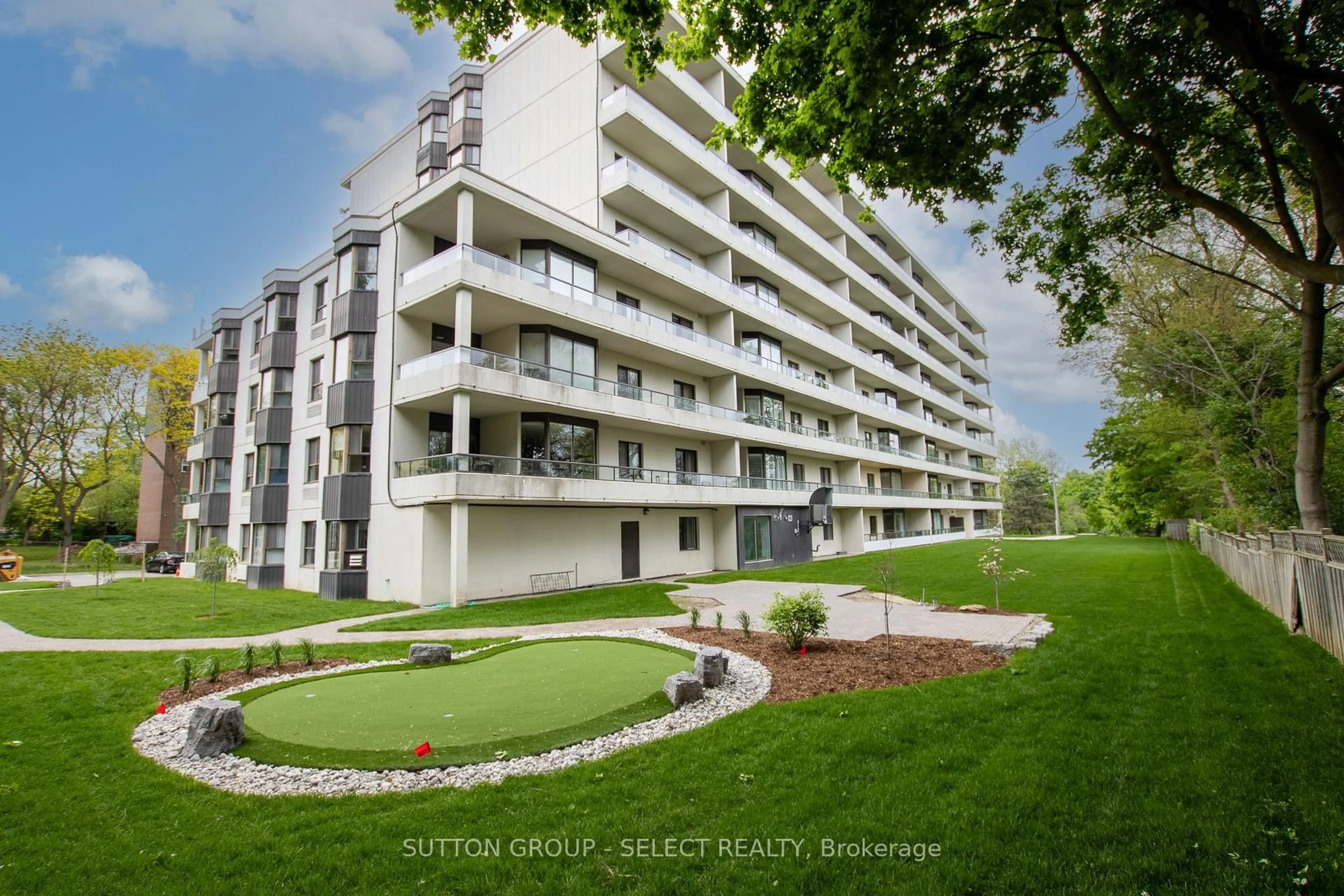 Patio, building for 1180 Commissioners Rd #601, London South Ontario N6K 4J2