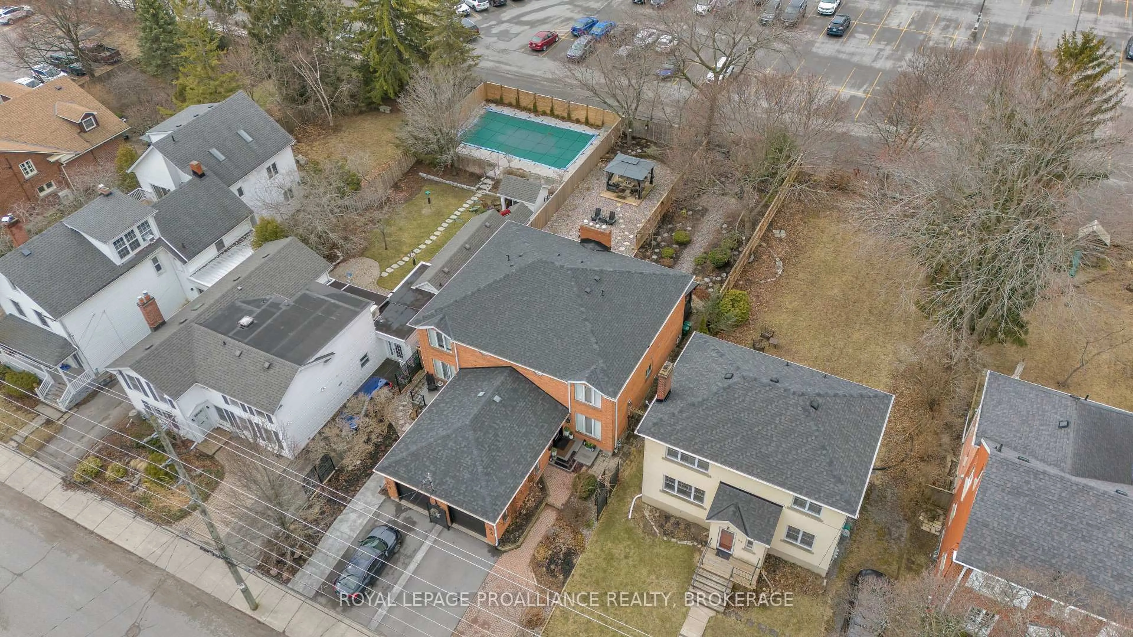 A pic from outside/outdoor area/front of a property/back of a property/a pic from drone, city buildings view from balcony for 86 Centre St, Kingston Ontario K7L 4E6