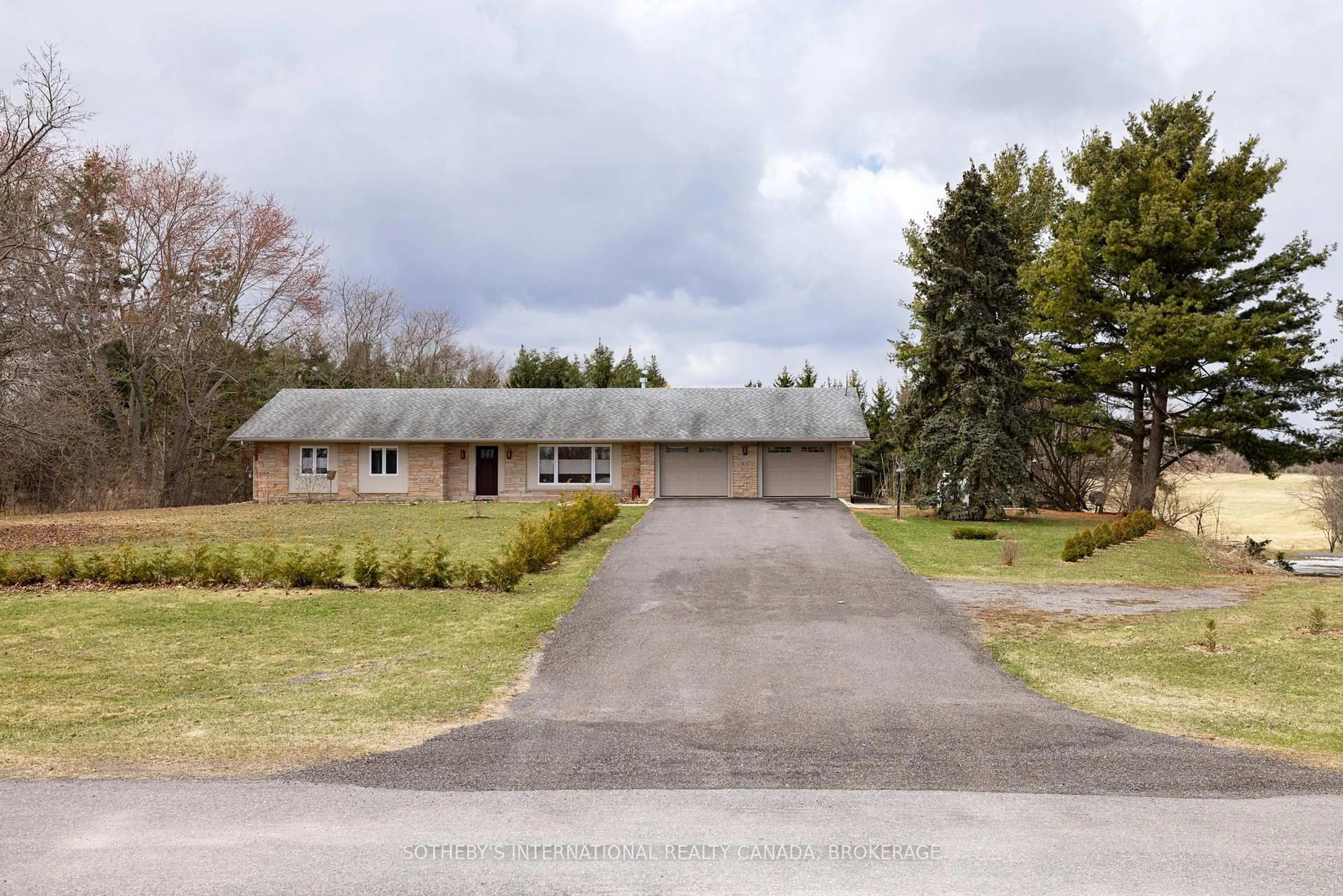 A pic from outside/outdoor area/front of a property/back of a property/a pic from drone, street for 152 Thousand Islands Pkwy, Gananoque Ontario K7G 2V4