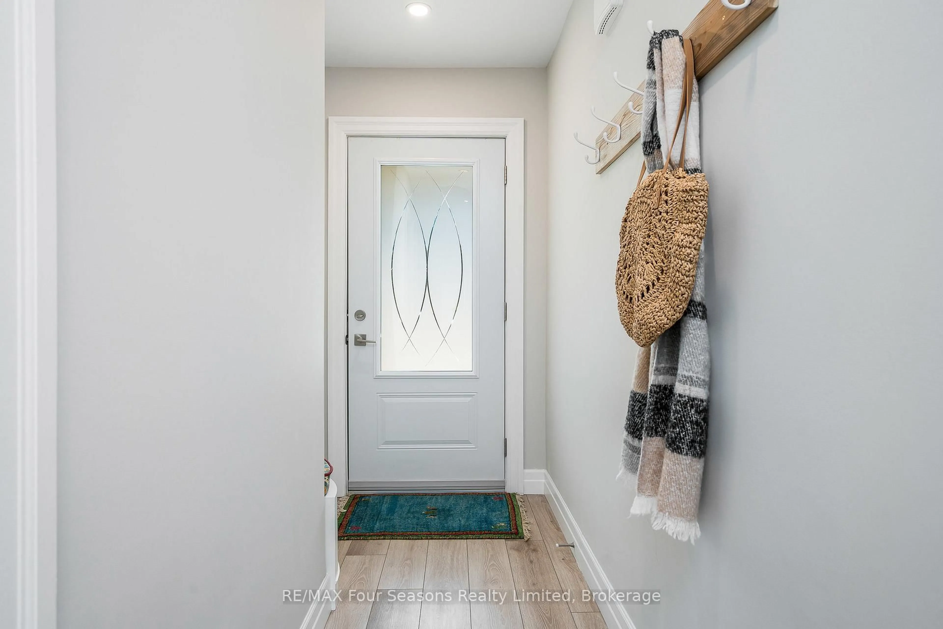 Indoor entryway for 120 Warbler Way, Blue Mountains Ontario N0H 2P0