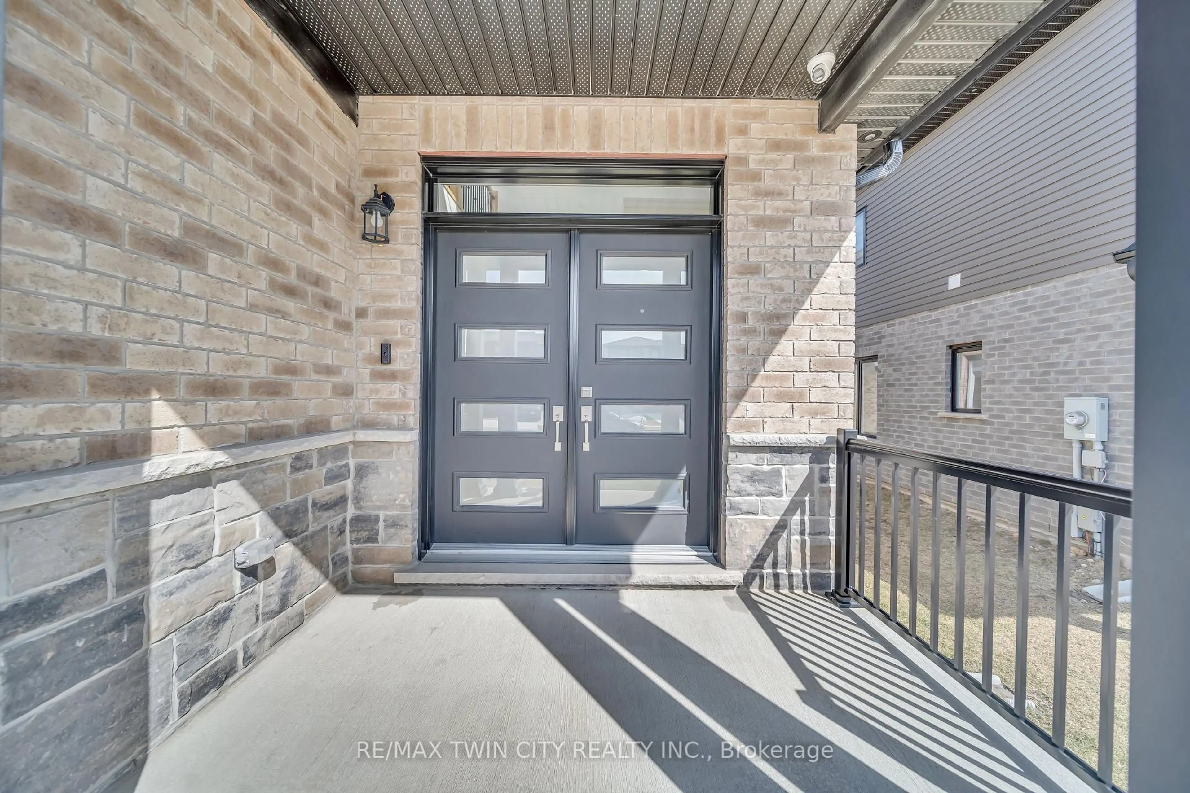 Indoor entryway for 184 Otterbein Rd, Kitchener Ontario N2B 0A8
