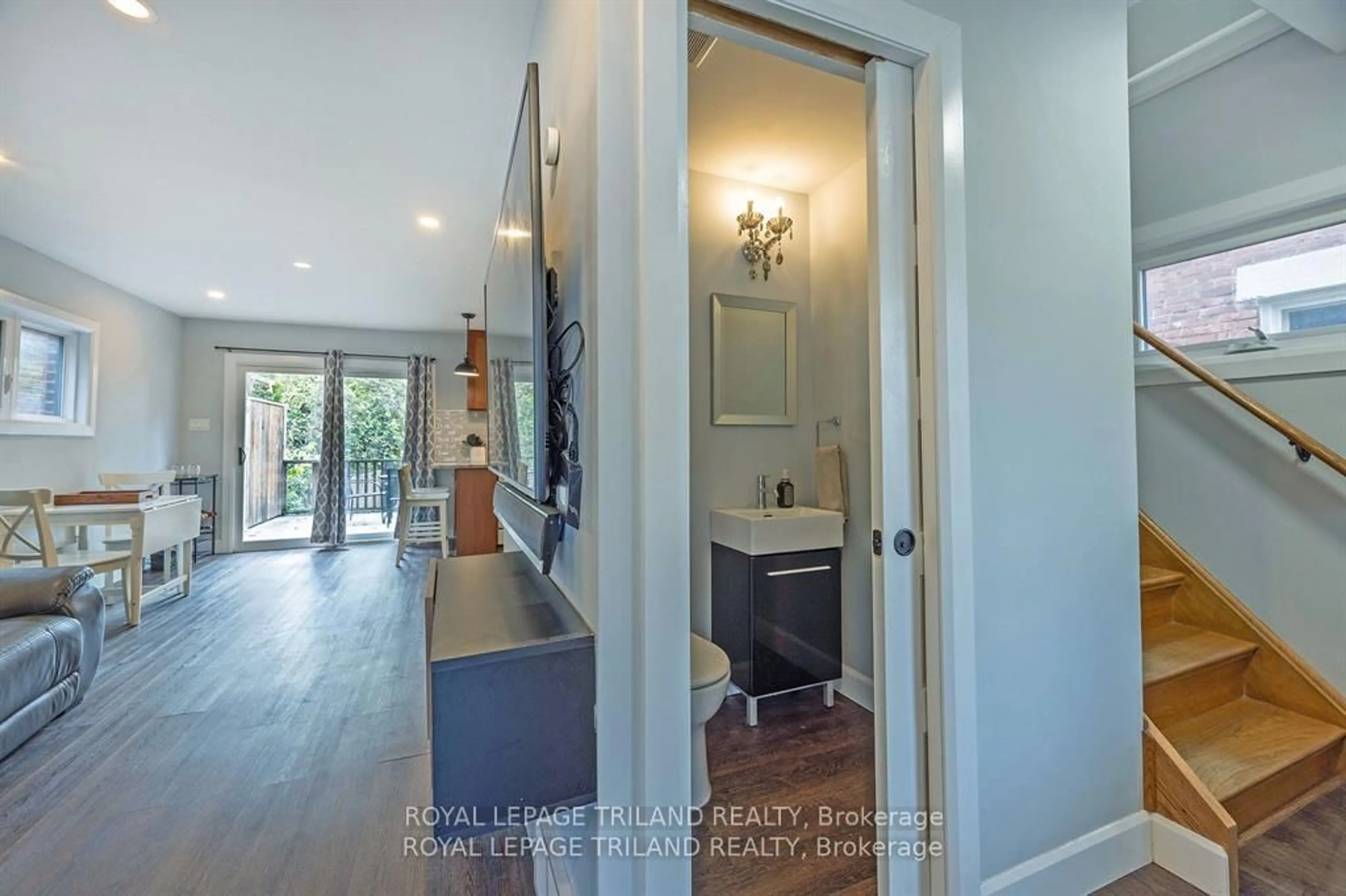 Indoor entryway for 587 Rosedale St, London East Ontario N6B 2C7