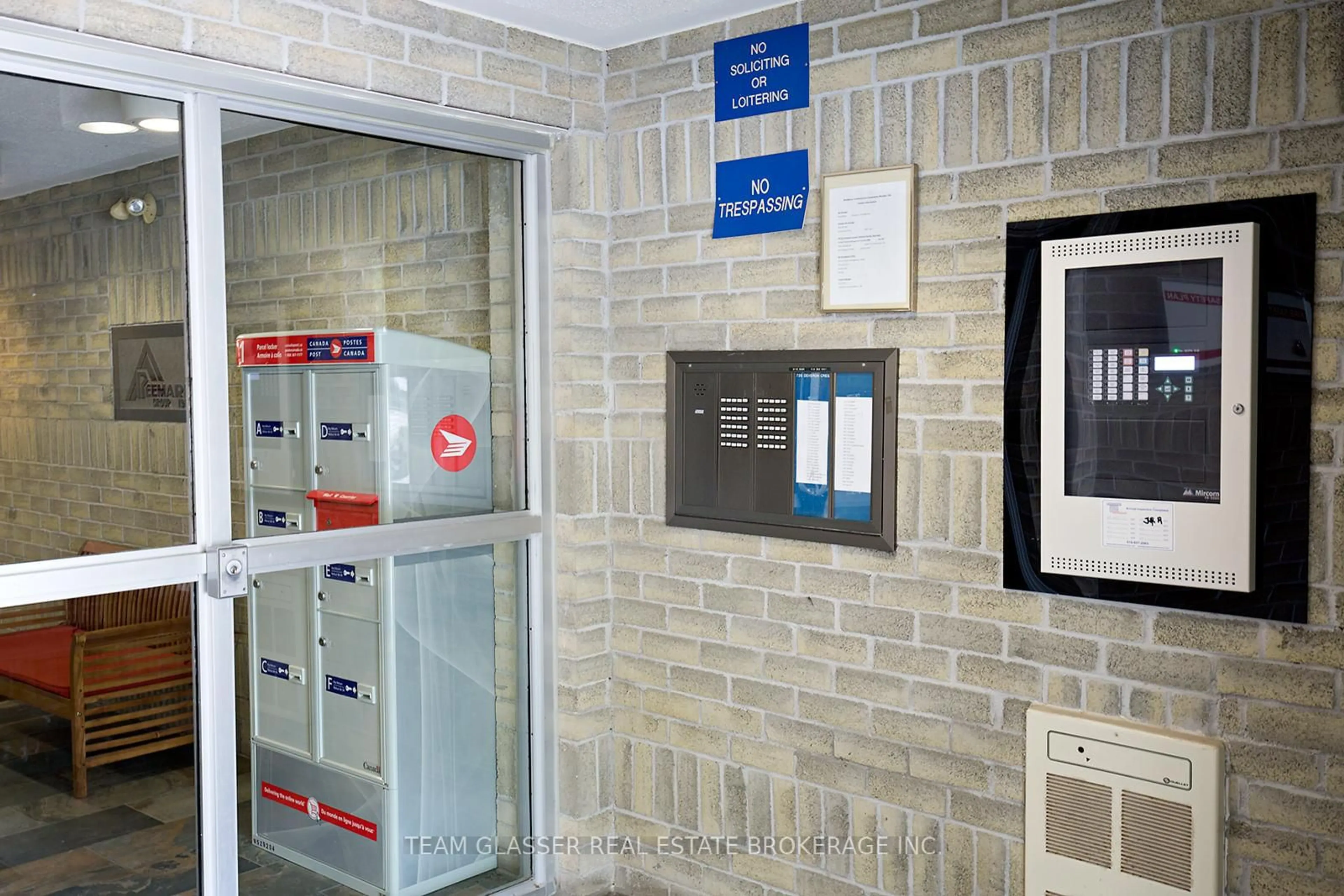 Indoor foyer for 735 DEVERON Cres #311, London South Ontario N5Z 4X8