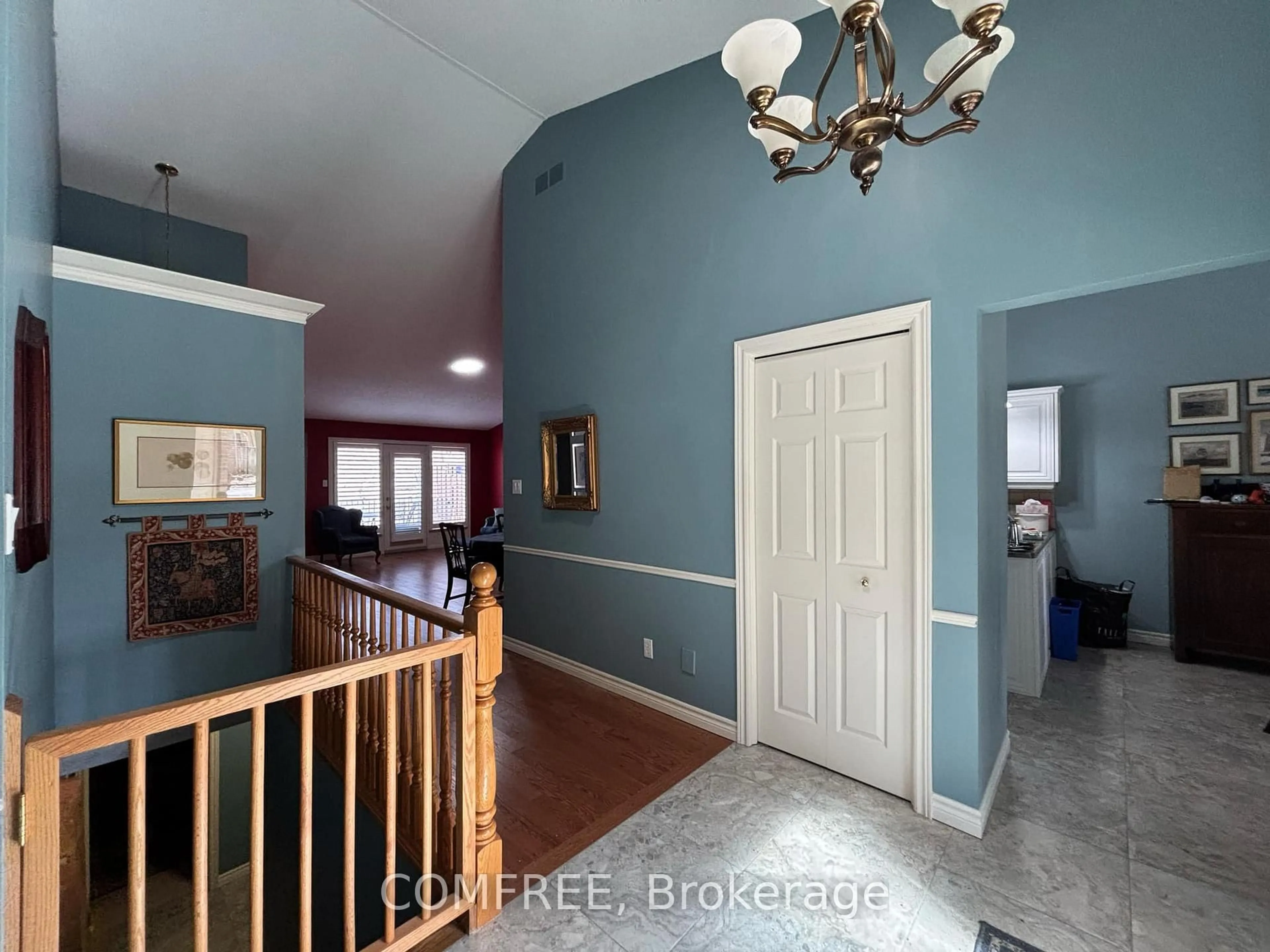 Indoor foyer for 1331 Commissioners Rd #14, London South Ontario N6K 1E2