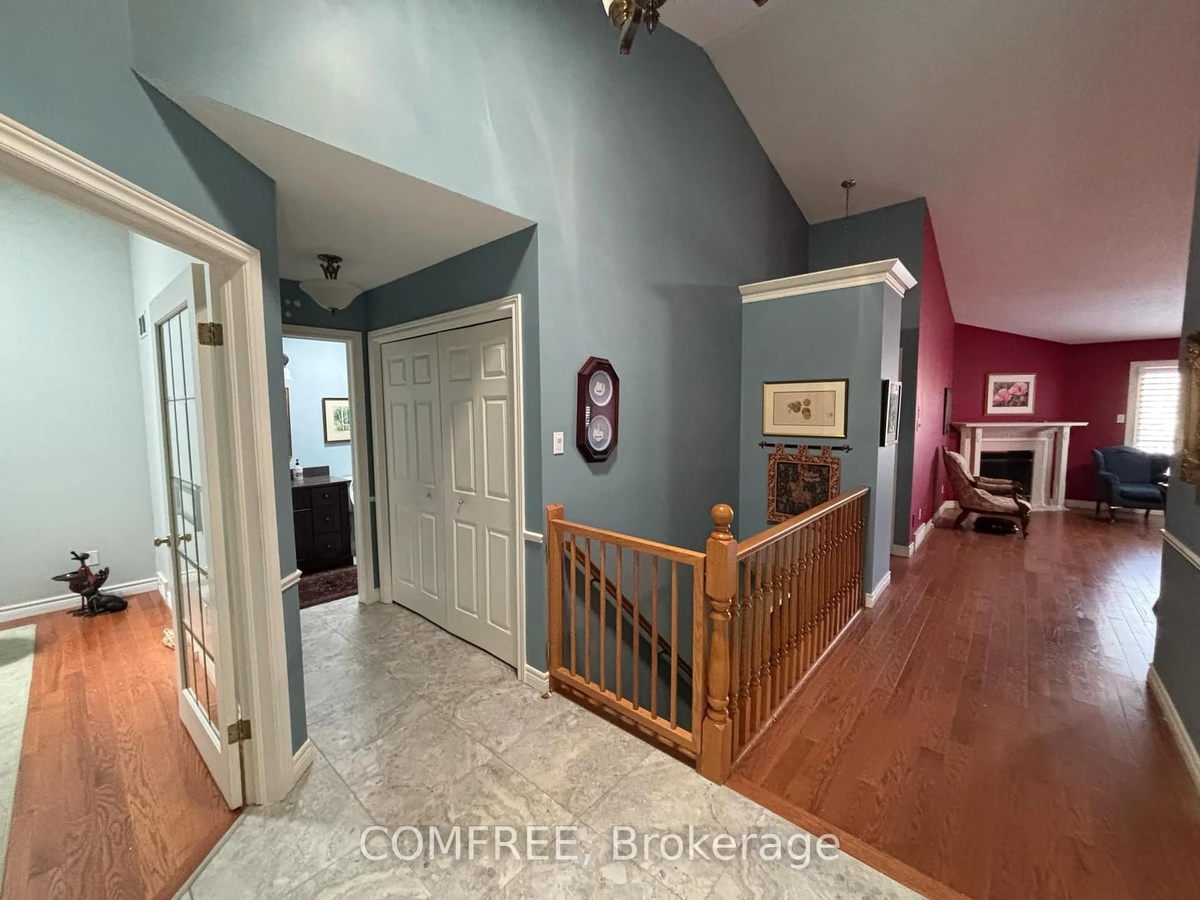 Indoor foyer for 1331 Commissioners Rd #14, London South Ontario N6K 1E2