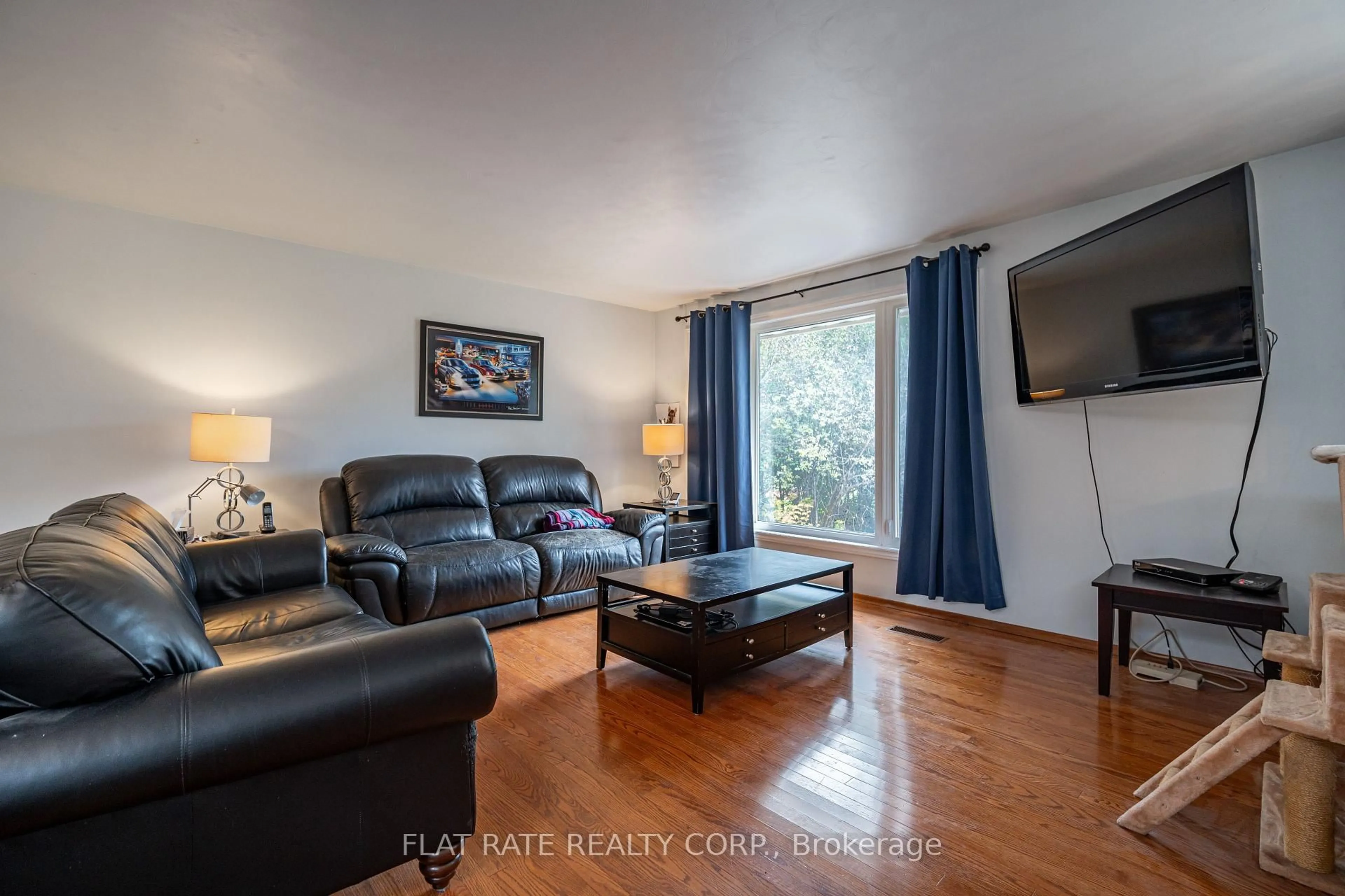 Living room with furniture, unknown for 36 EMILY MANOR Dr, Kawartha Lakes Ontario K0L 2W0
