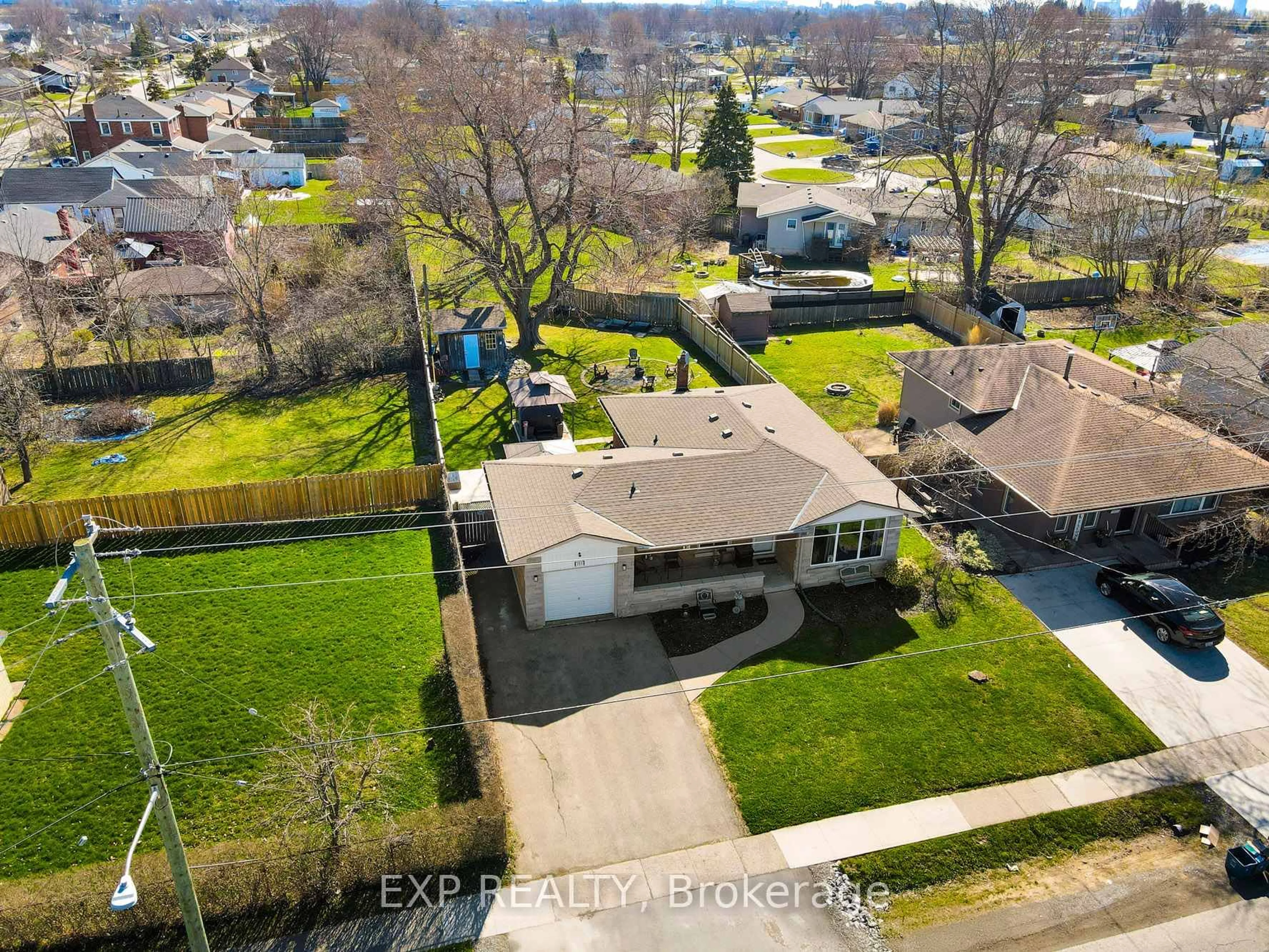 A pic from outside/outdoor area/front of a property/back of a property/a pic from drone, street for 109 Concession Rd, Fort Erie Ontario L2A 4G7