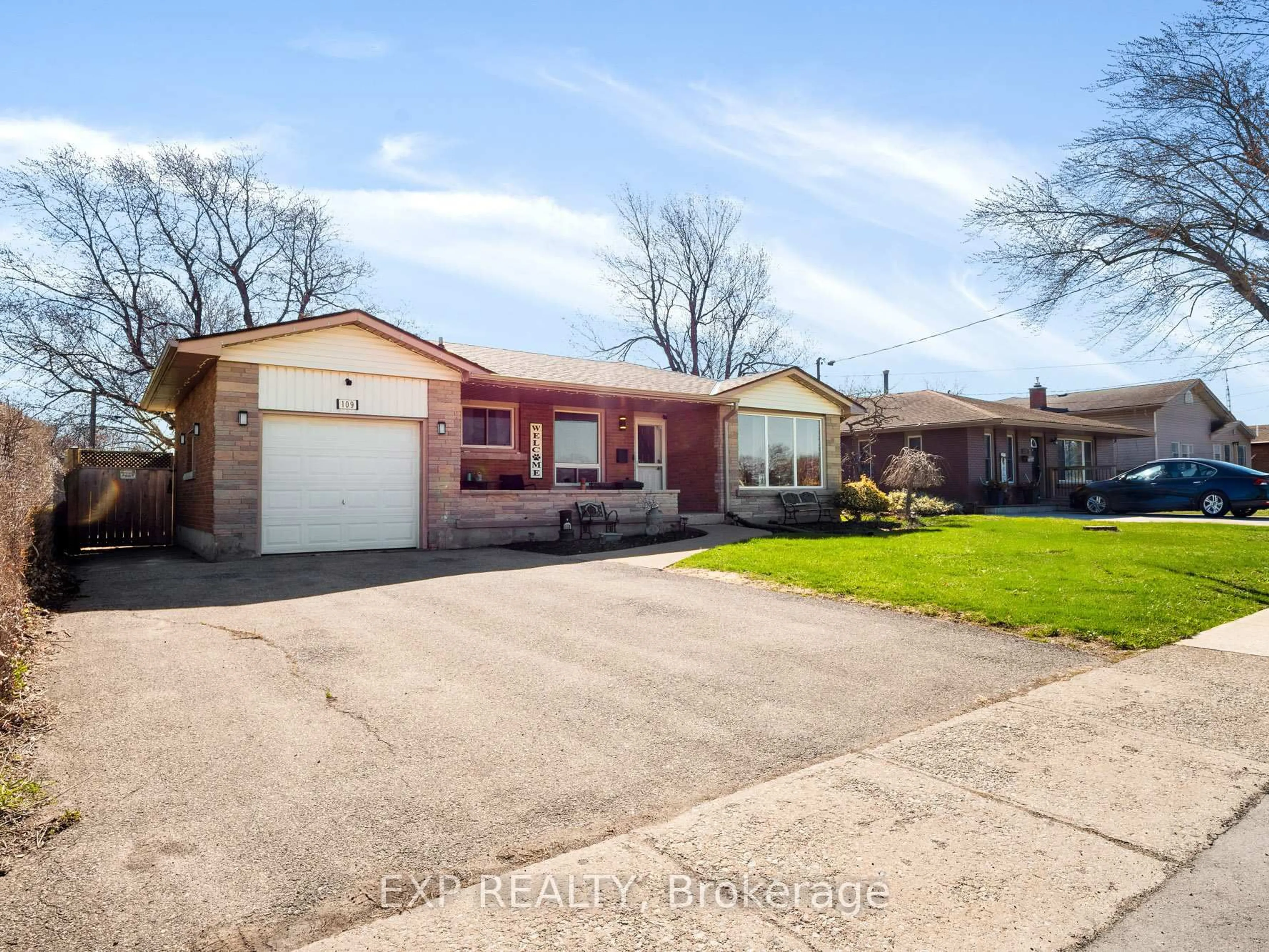 A pic from outside/outdoor area/front of a property/back of a property/a pic from drone, street for 109 Concession Rd, Fort Erie Ontario L2A 4G7