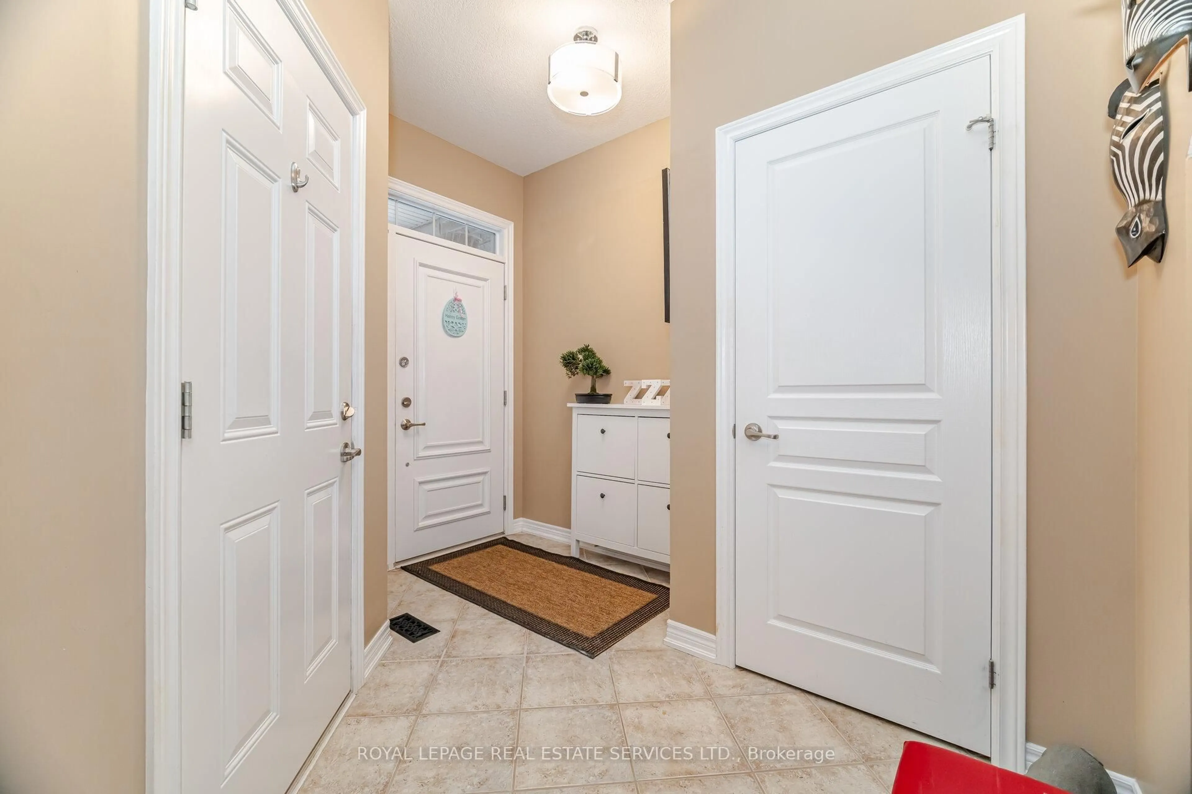 Indoor entryway for 54 Oakhaven Pl, Hamilton Ontario L9K 0B6