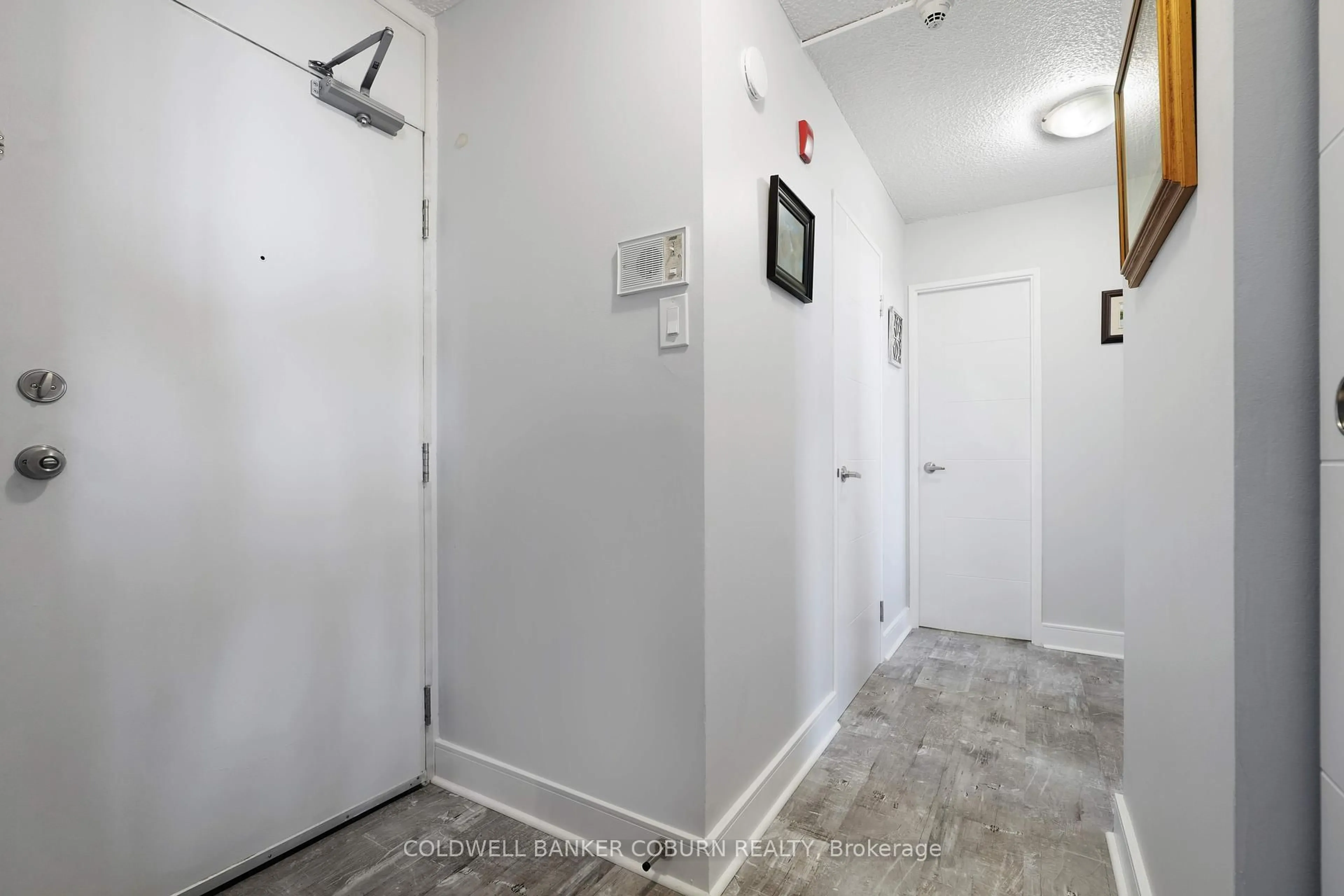 Indoor foyer for 2020 Jasmine Cres #614, Ottawa Ontario K1J 8K5