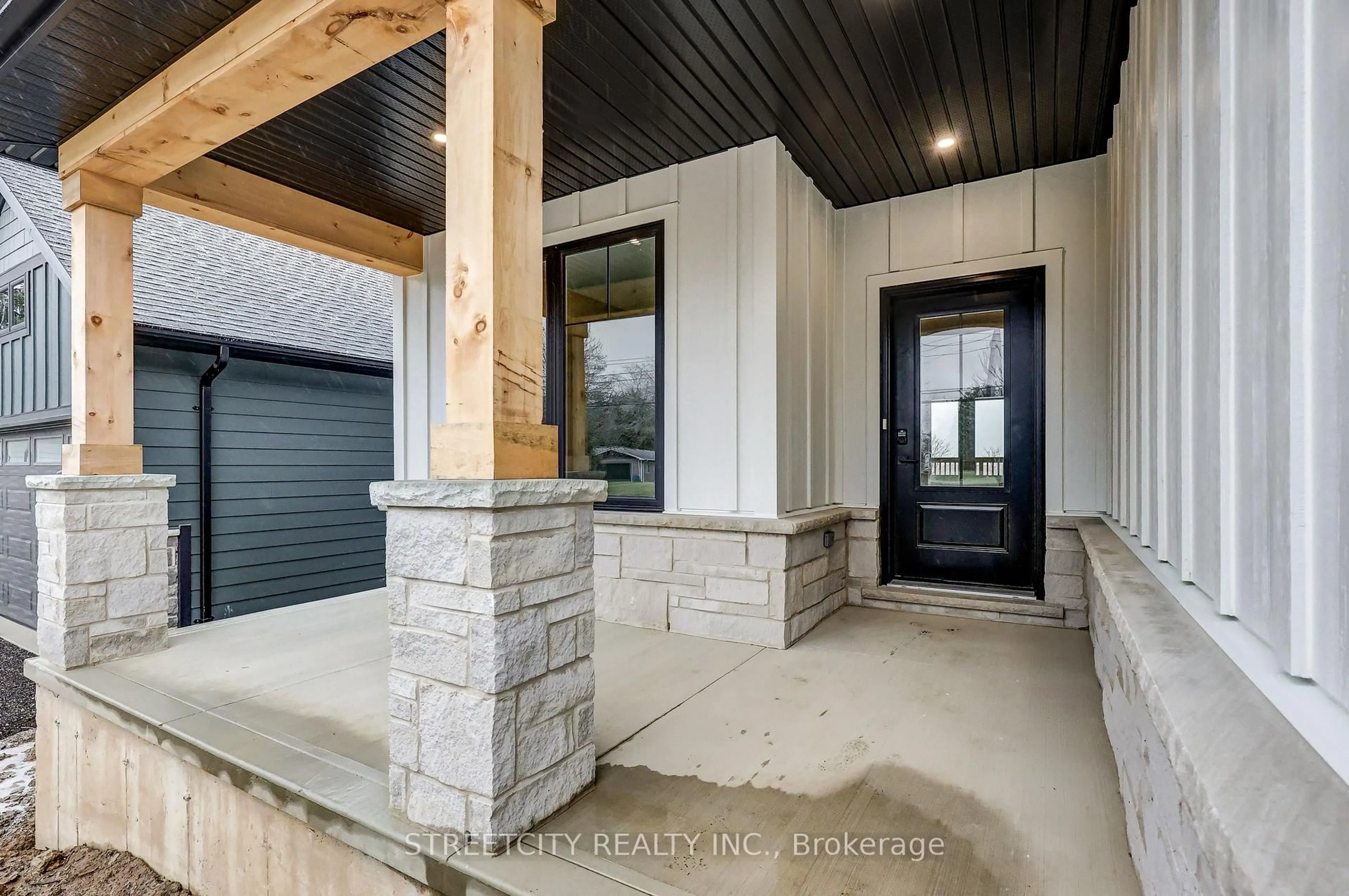 Indoor entryway for 8074 Union Rd, Southwold Ontario N0L 1K0