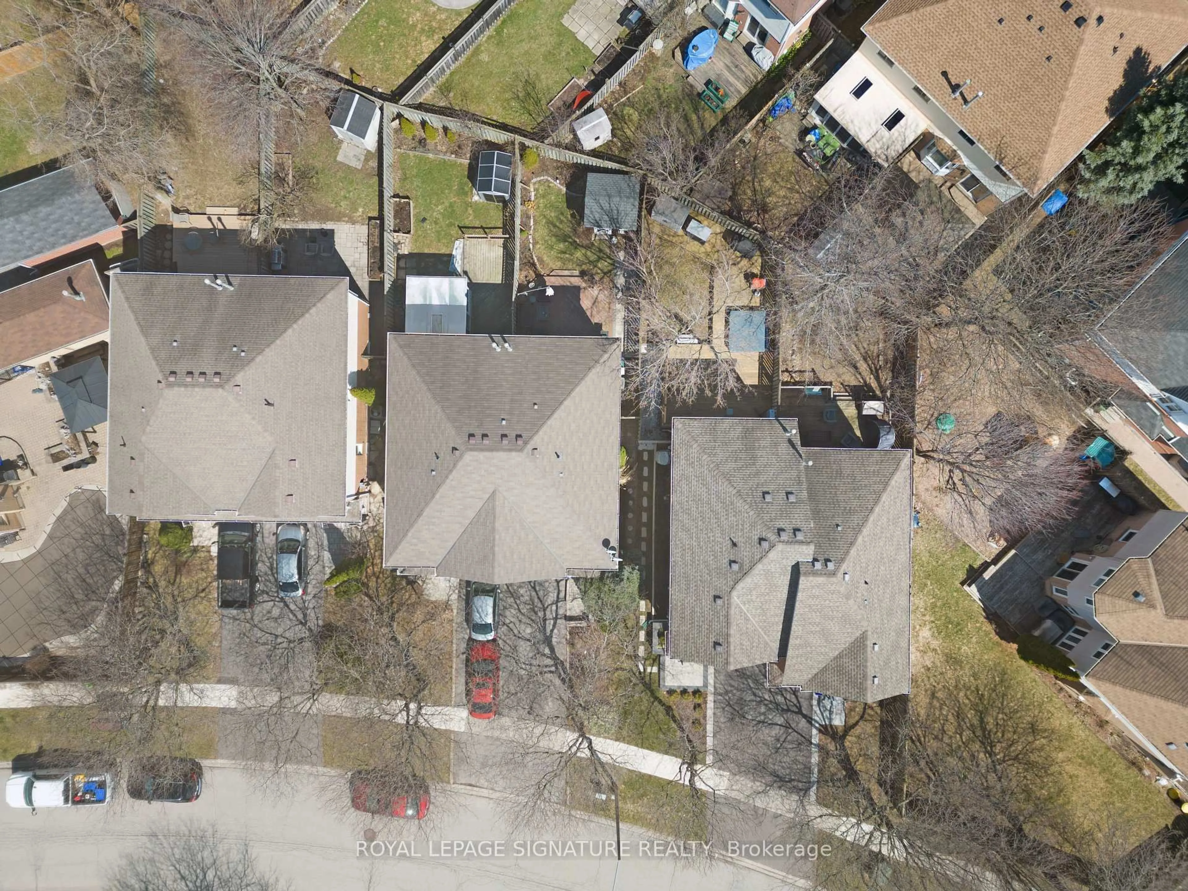 A pic from outside/outdoor area/front of a property/back of a property/a pic from drone, street for 10 Thornlodge Dr, Hamilton Ontario L8B 0L8
