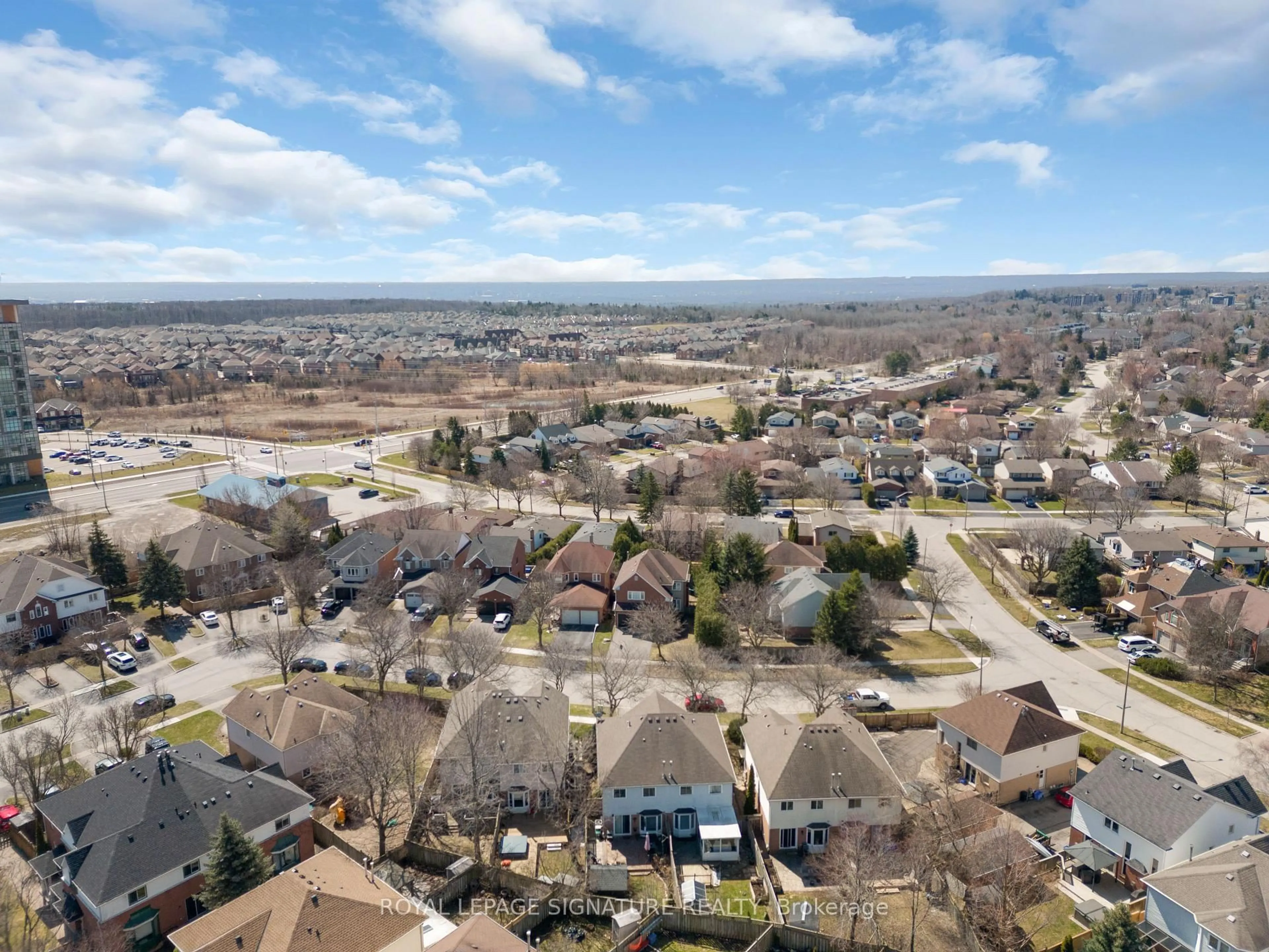 A pic from outside/outdoor area/front of a property/back of a property/a pic from drone, water/lake/river/ocean view for 10 Thornlodge Dr, Hamilton Ontario L8B 0L8