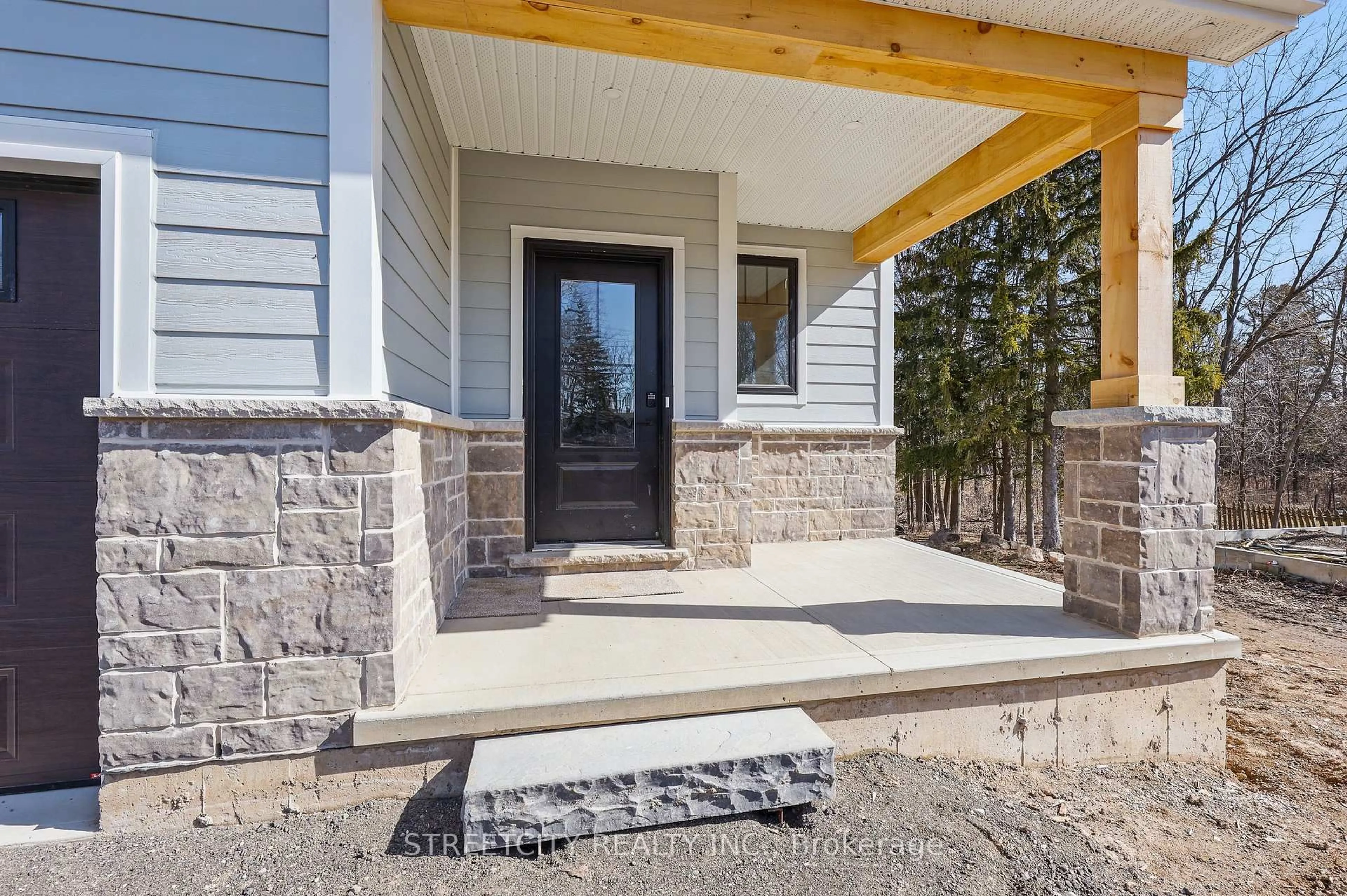 Indoor entryway for 8068 Union Rd, Southwold Ontario N0L 1K0