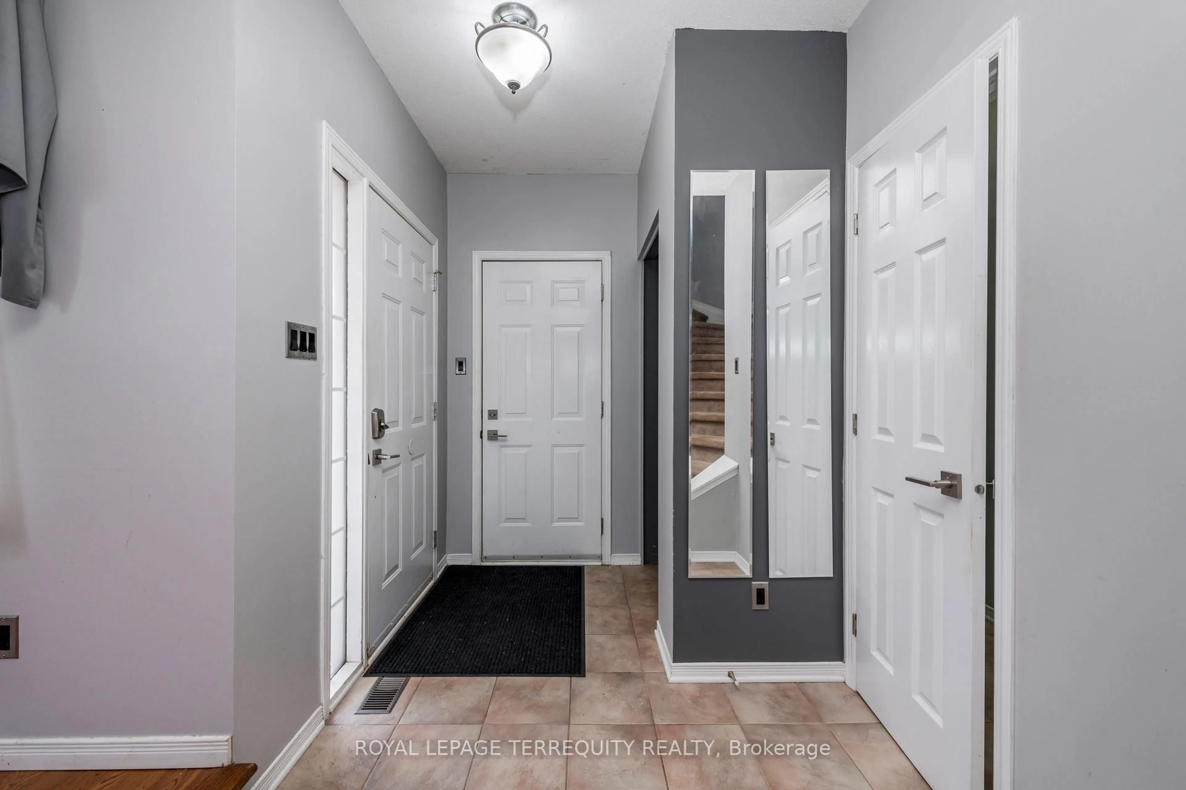 Indoor entryway for 32B Woodford Way, Ottawa Ontario K2J 4B9