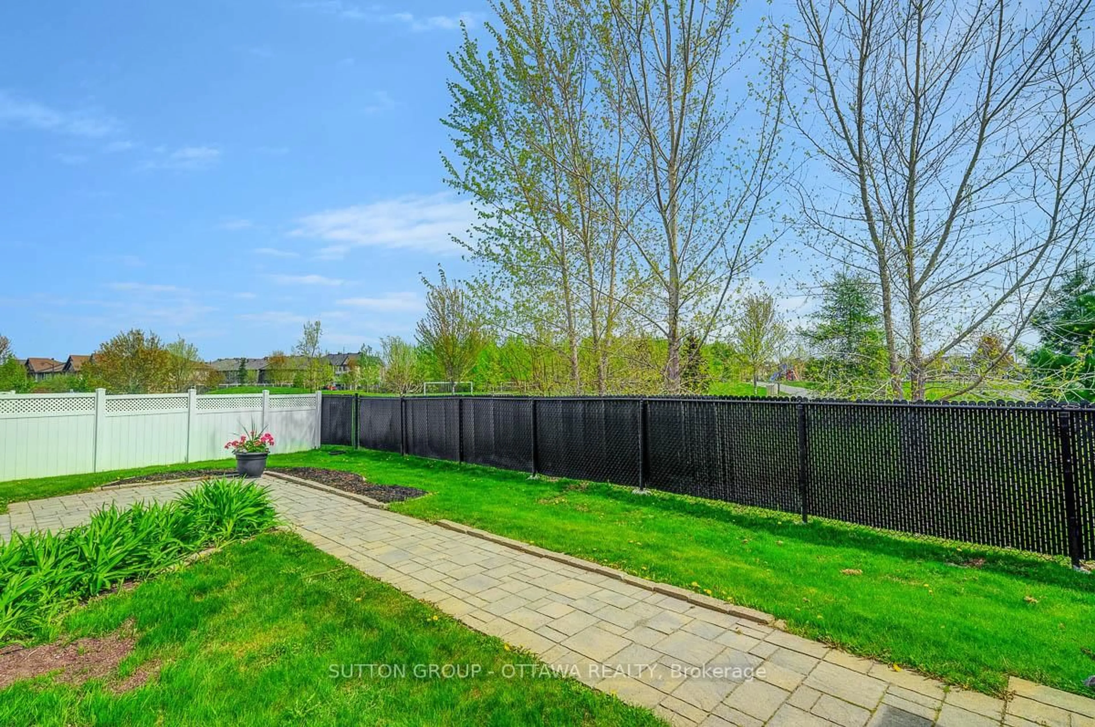 Patio, unknown for 808 Azure St, Orleans Ontario K4A 0T7