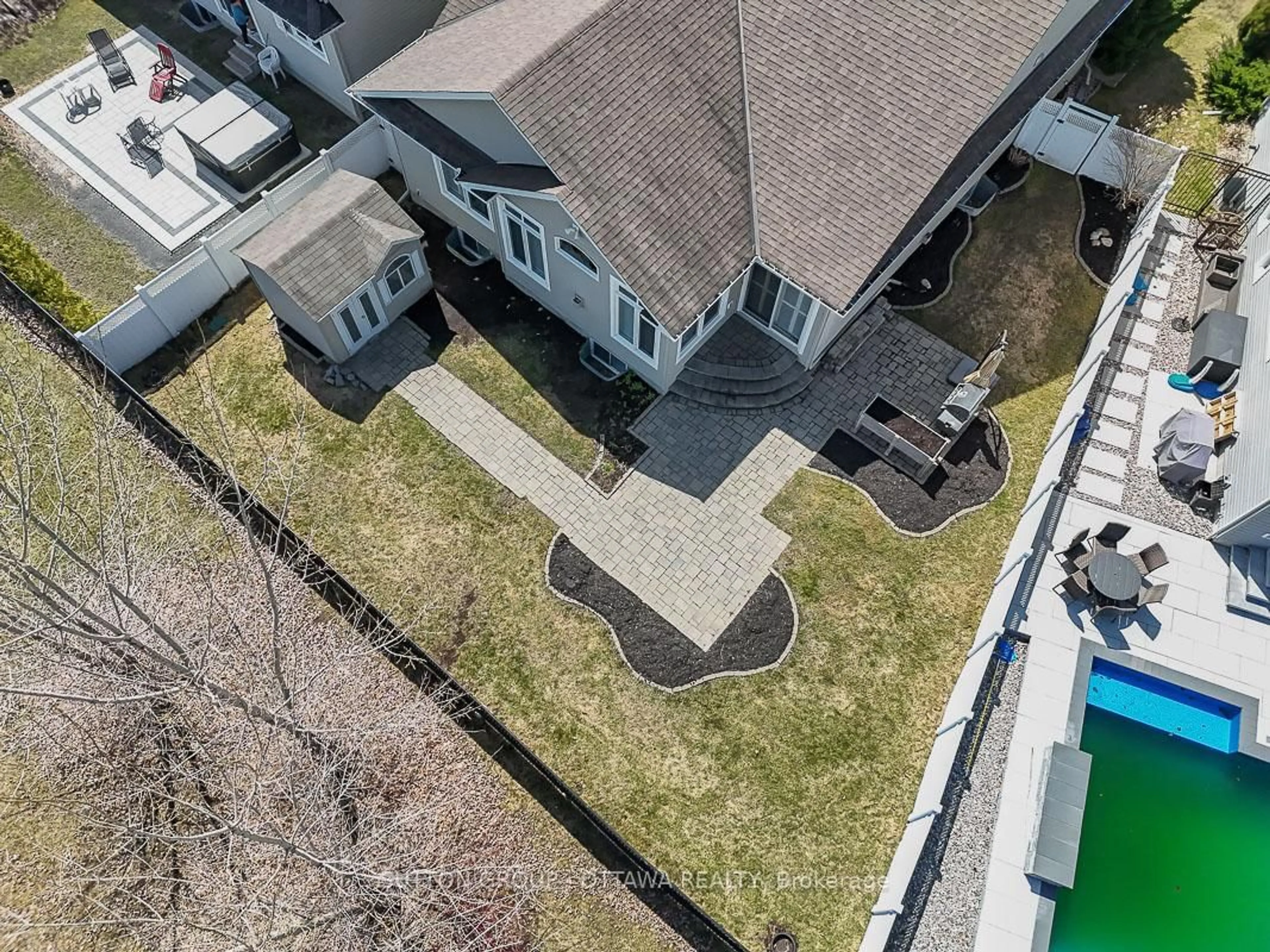 A pic from outside/outdoor area/front of a property/back of a property/a pic from drone, street for 808 Azure St, Orleans Ontario K4A 0T7