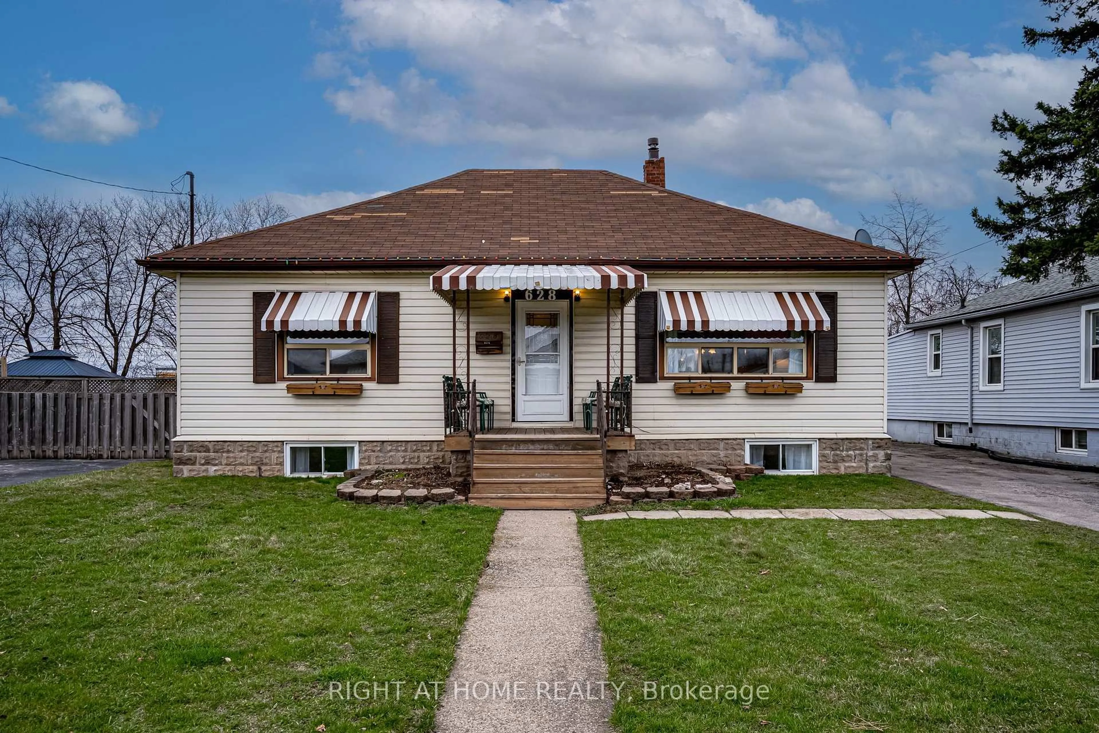 Home with vinyl exterior material, street for 628 Dunn Ave, Hamilton Ontario L8H 6M4