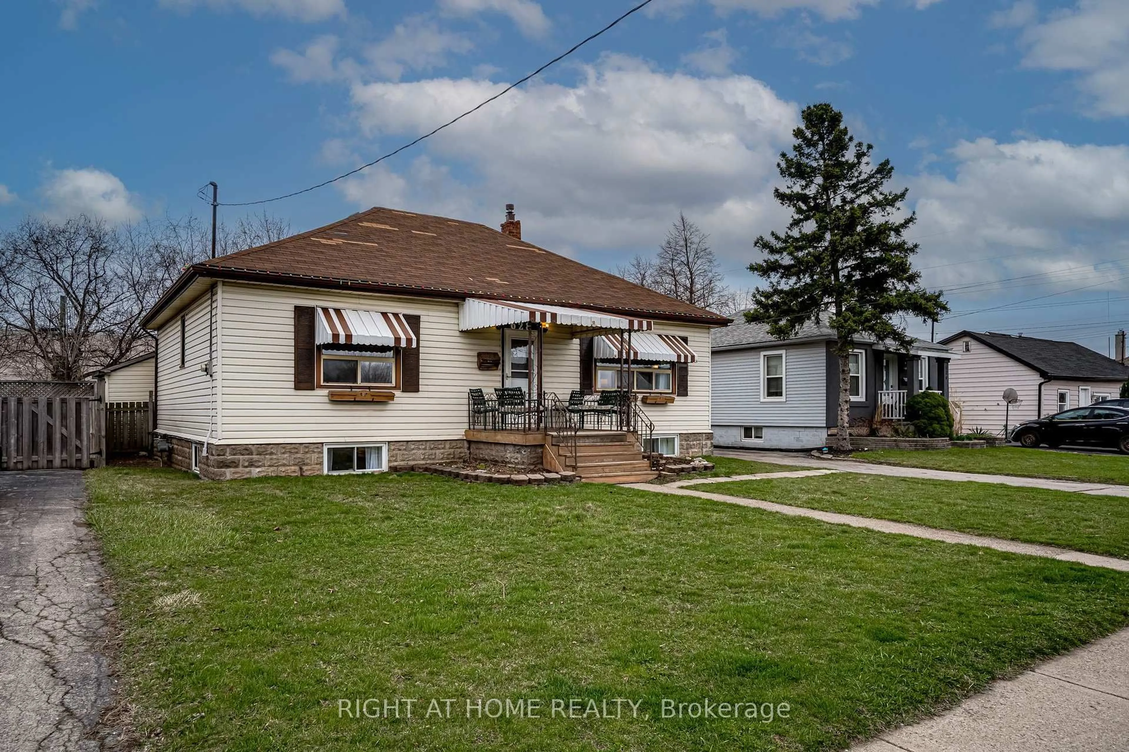 A pic from outside/outdoor area/front of a property/back of a property/a pic from drone, street for 628 Dunn Ave, Hamilton Ontario L8H 6M4