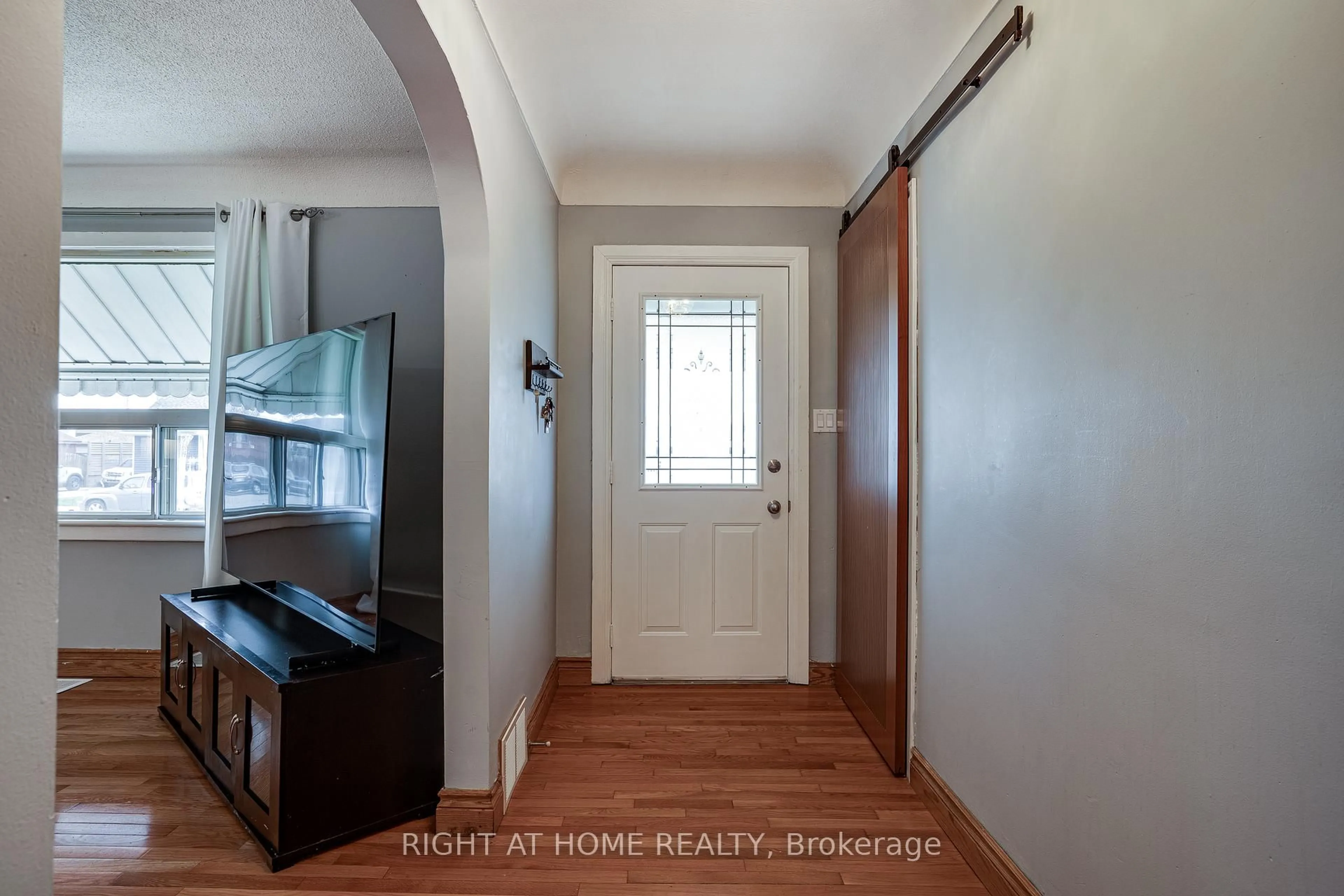 Indoor entryway for 628 Dunn Ave, Hamilton Ontario L8H 6M4
