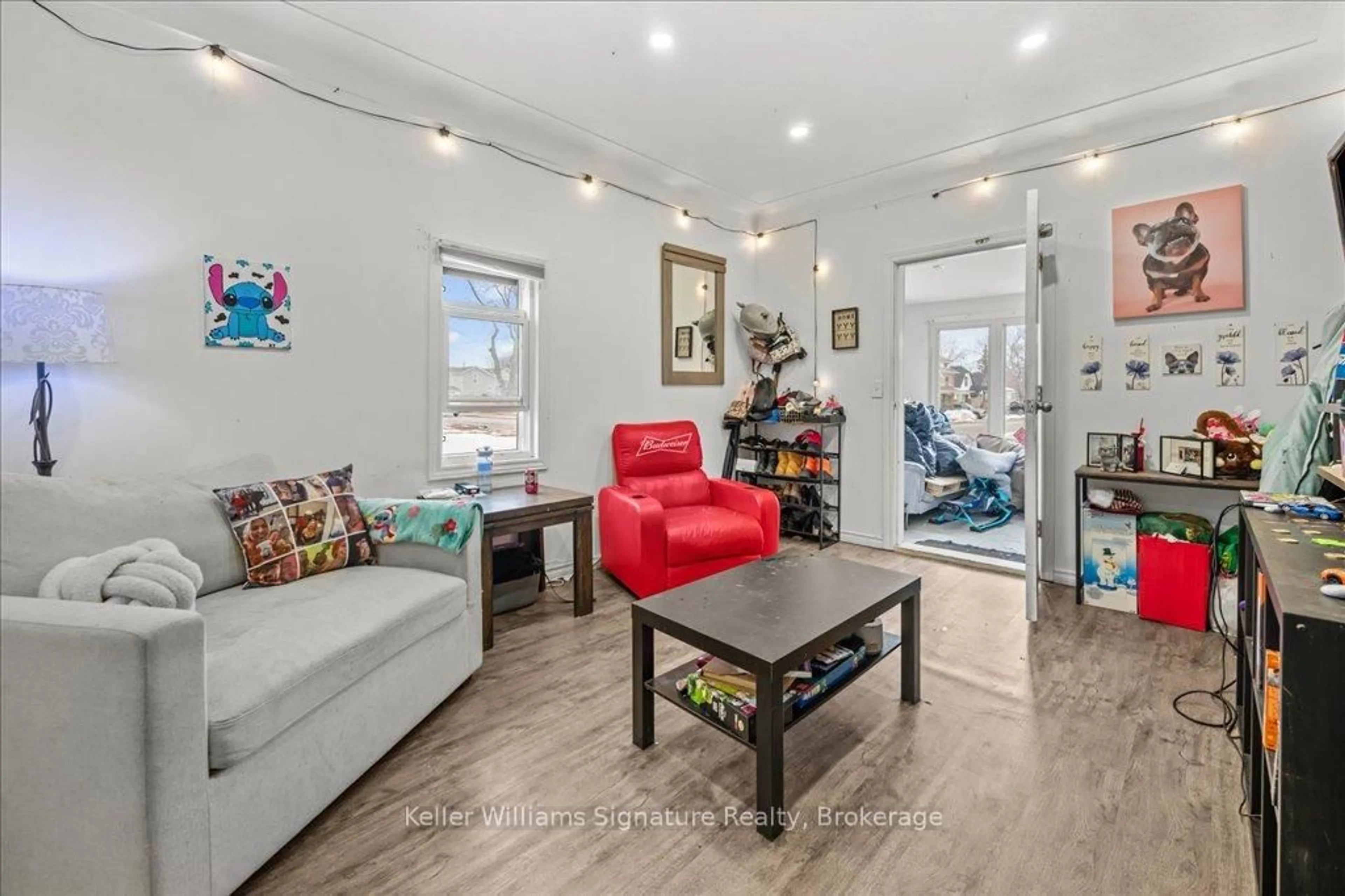 Living room with furniture, unknown for 5000 Bridge St, Niagara Falls Ontario L2E 2S5