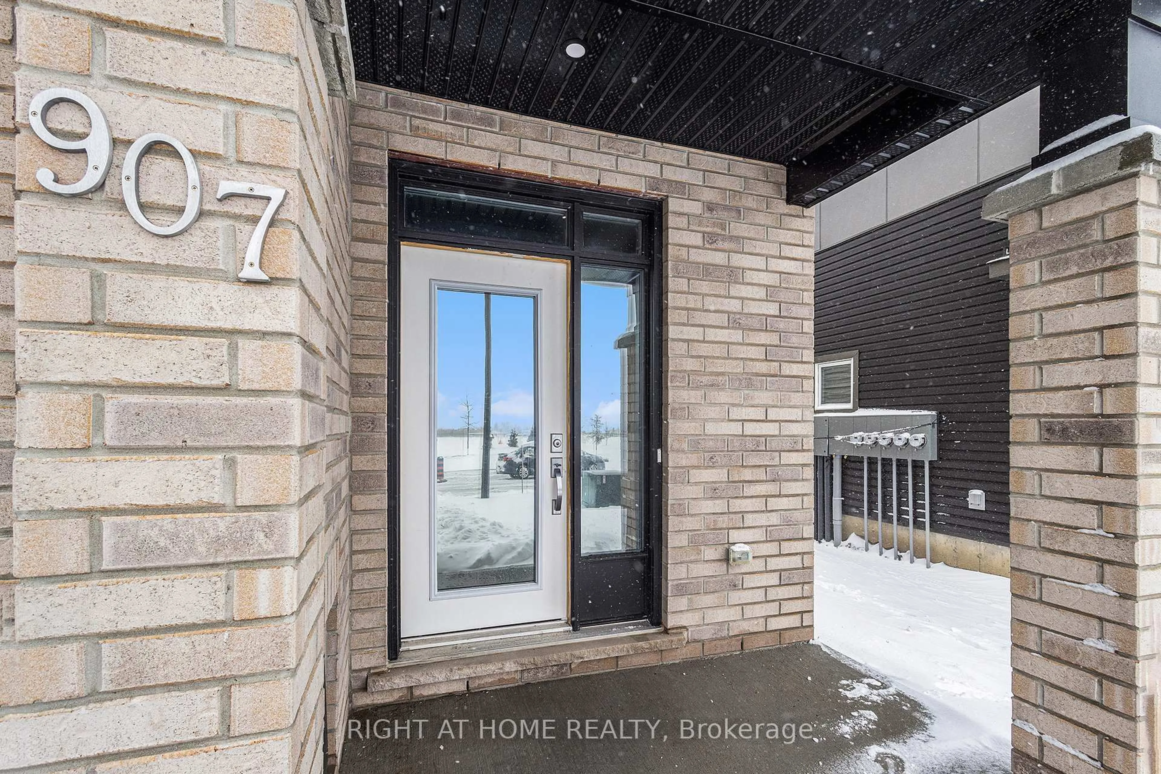 Indoor entryway for 907 Orvieto Way, Stittsville Ontario K2S 2L1