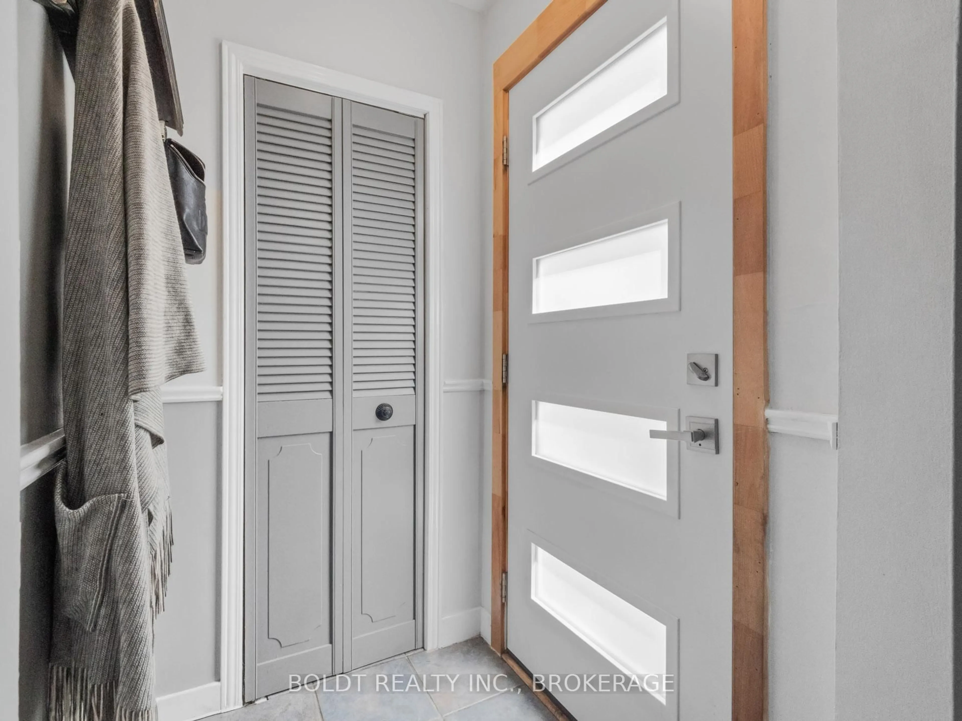 Indoor entryway for 11 Edward Ave, St. Catharines Ontario L2N 1K1
