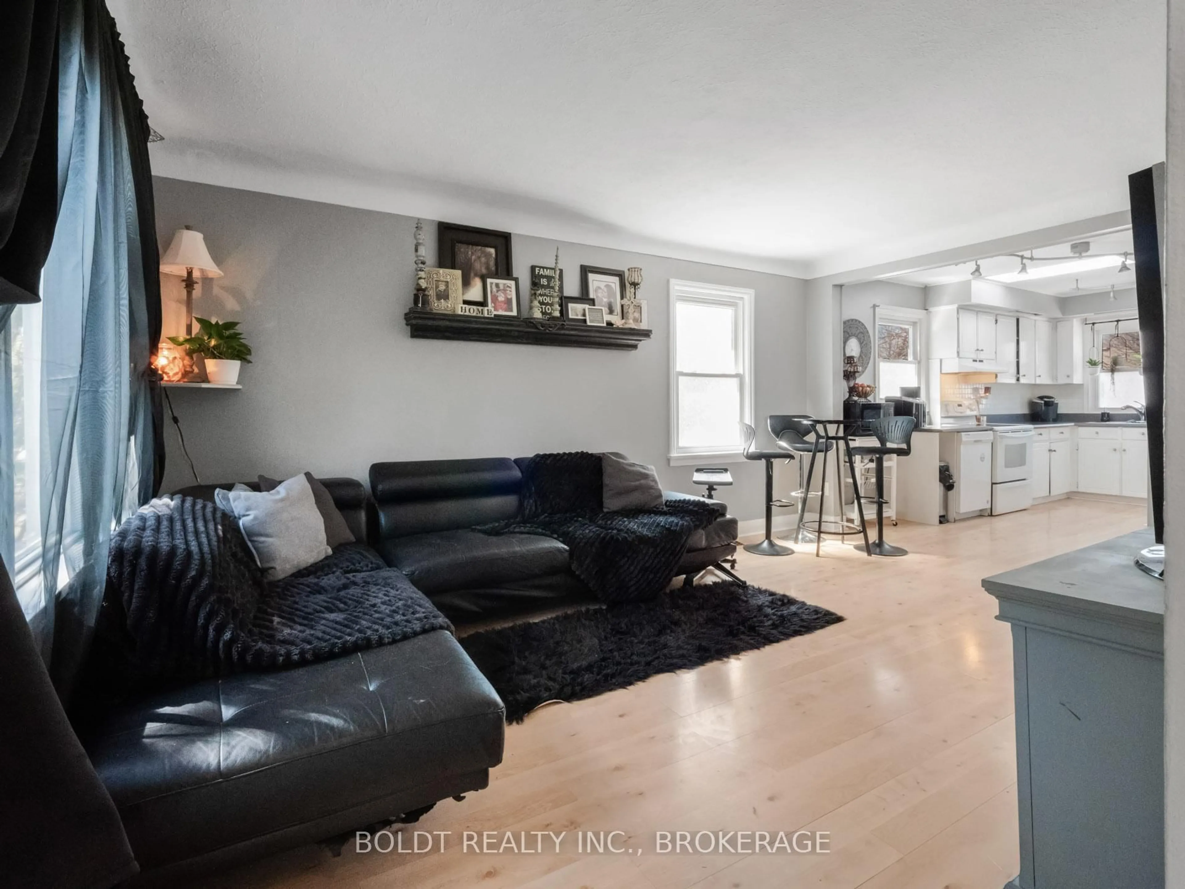 Living room with furniture, unknown for 11 Edward Ave, St. Catharines Ontario L2N 1K1