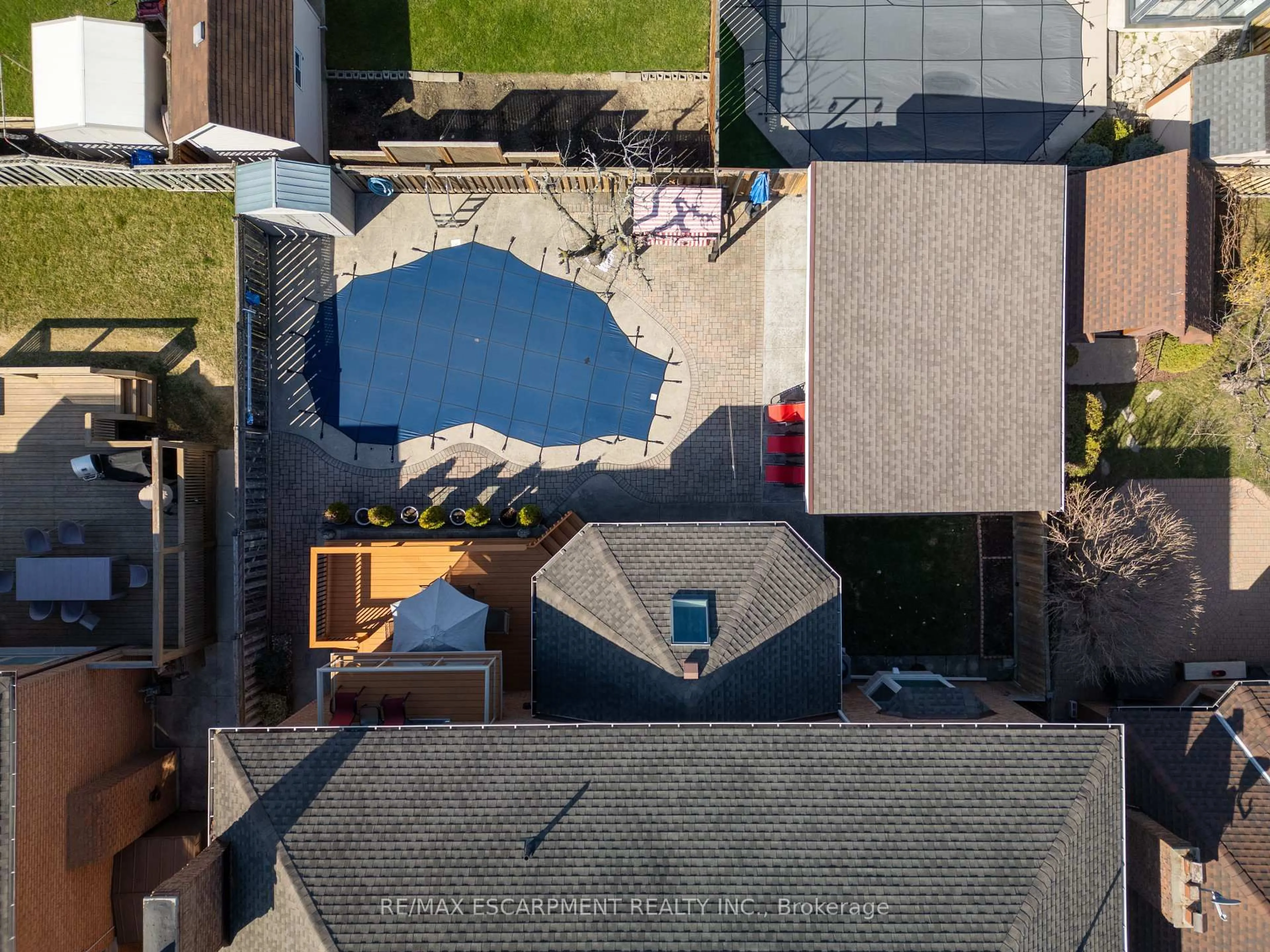 A pic from outside/outdoor area/front of a property/back of a property/a pic from drone, street for 6 Embassy Dr, Hamilton Ontario L8T 4Z8