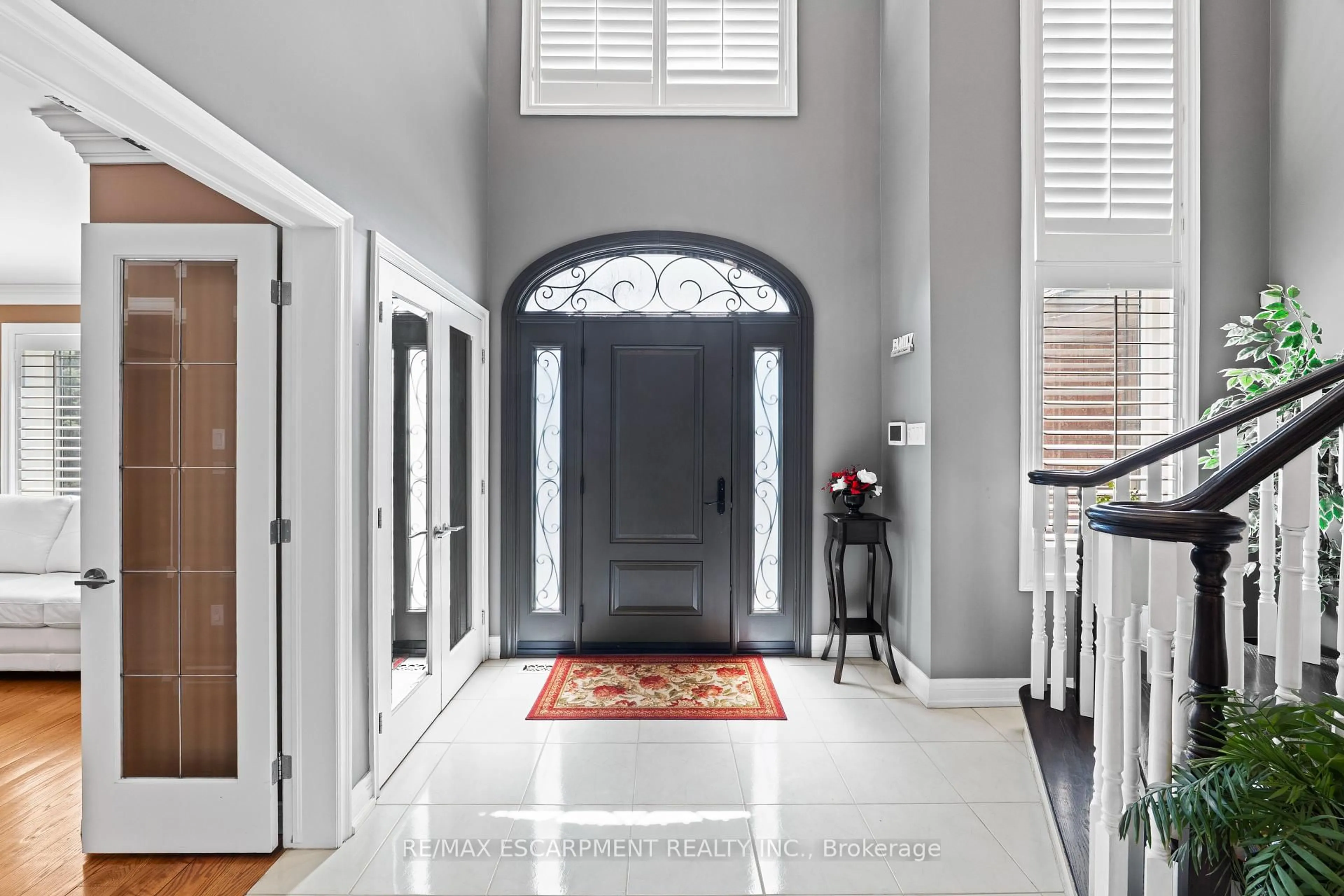 Indoor entryway for 6 Embassy Dr, Hamilton Ontario L8T 4Z8