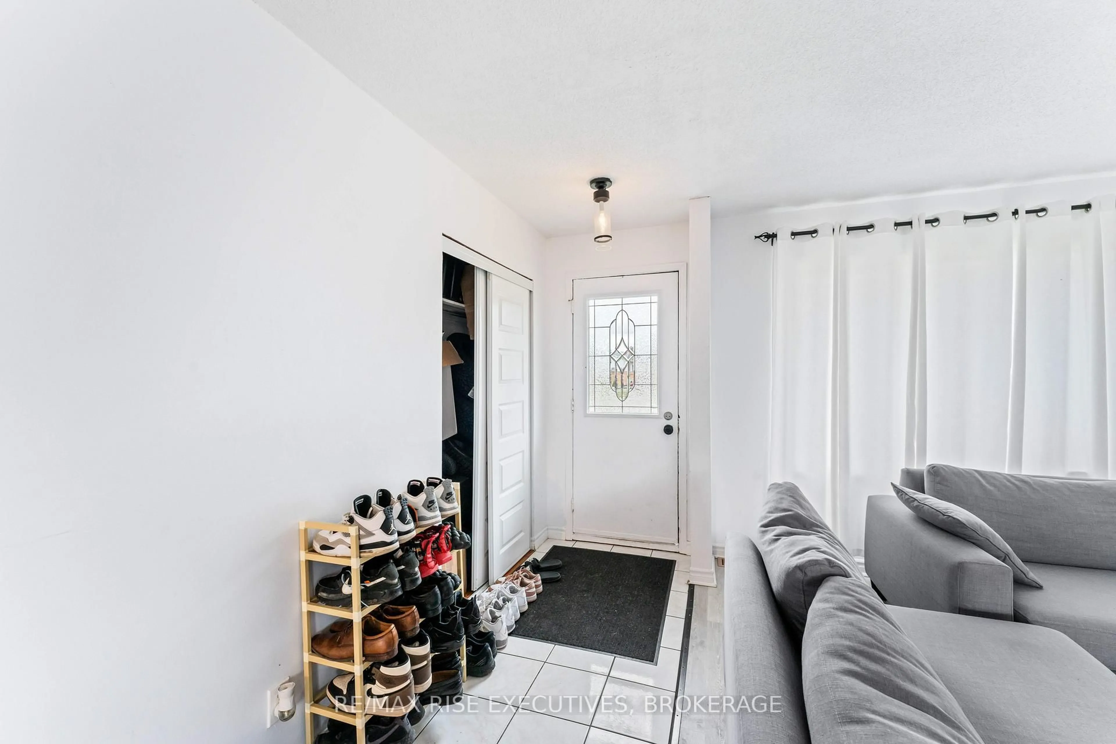 Indoor entryway for 16 Limeridge Dr, Kingston Ontario K7M 6M3