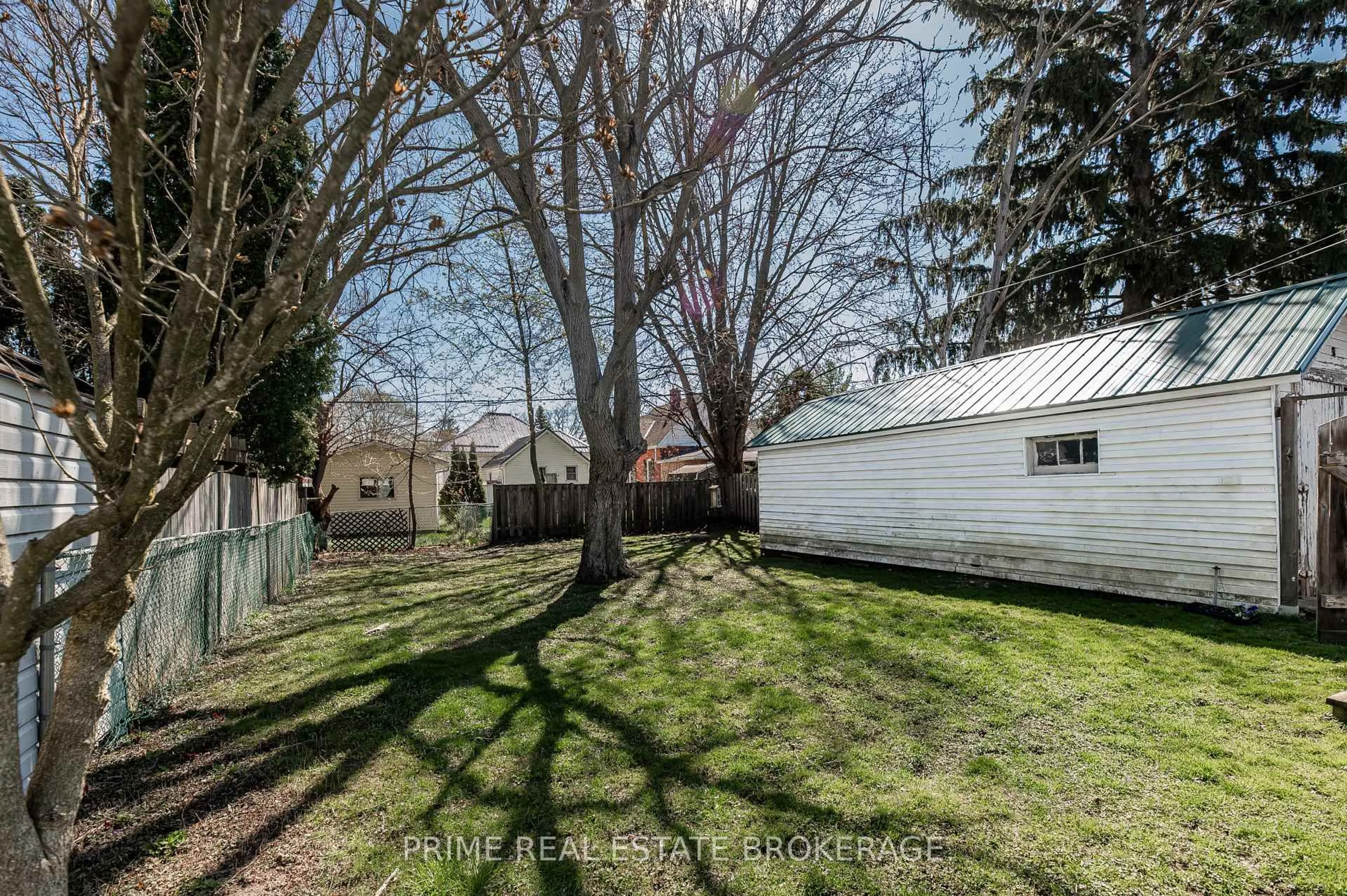 A pic from outside/outdoor area/front of a property/back of a property/a pic from drone, street for 21 Yarwood St, St. Thomas Ontario N5P 2Y2
