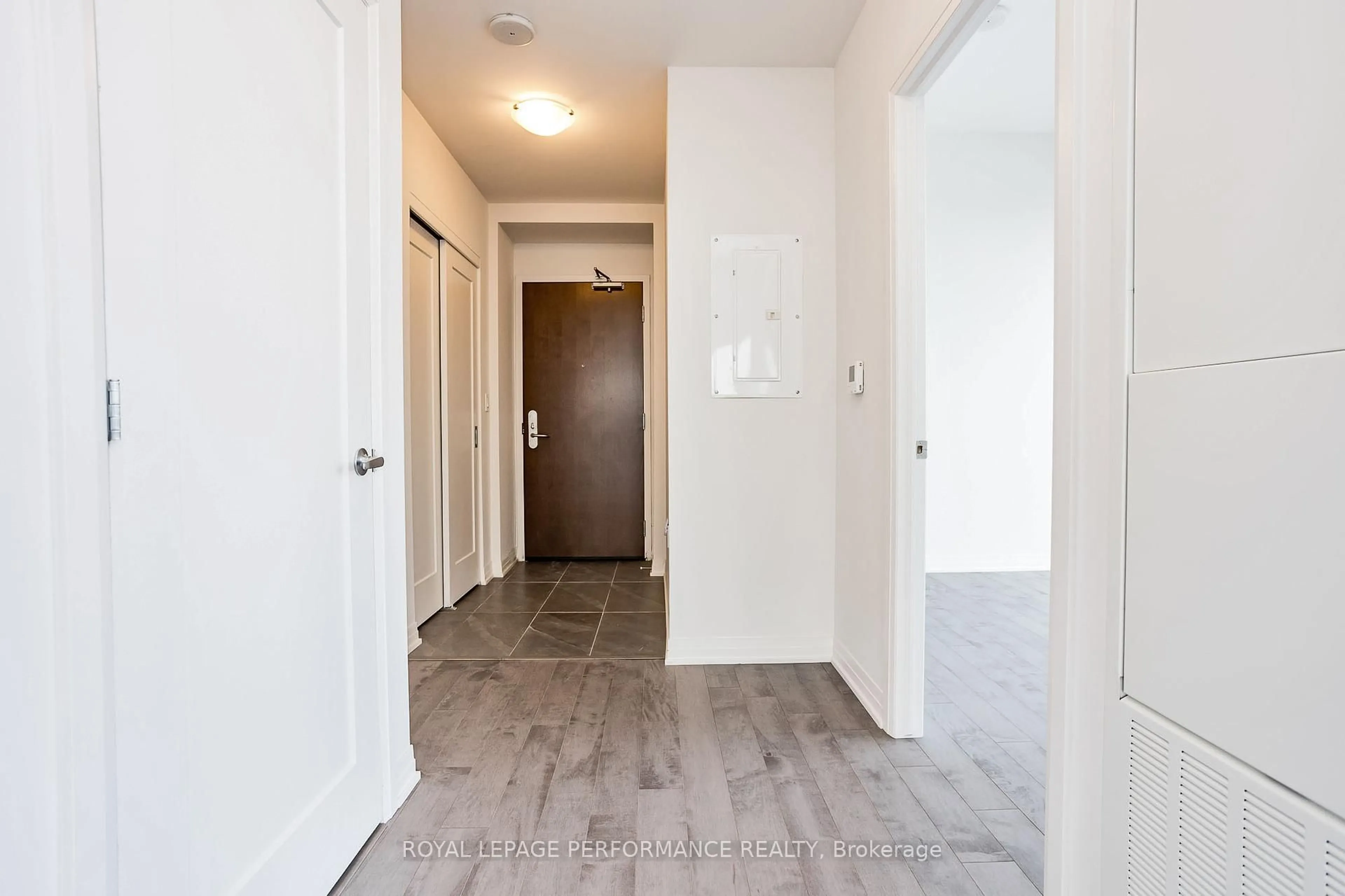 Indoor entryway for 805 Carling Ave #4007, Ottawa Ontario K1S 5W9