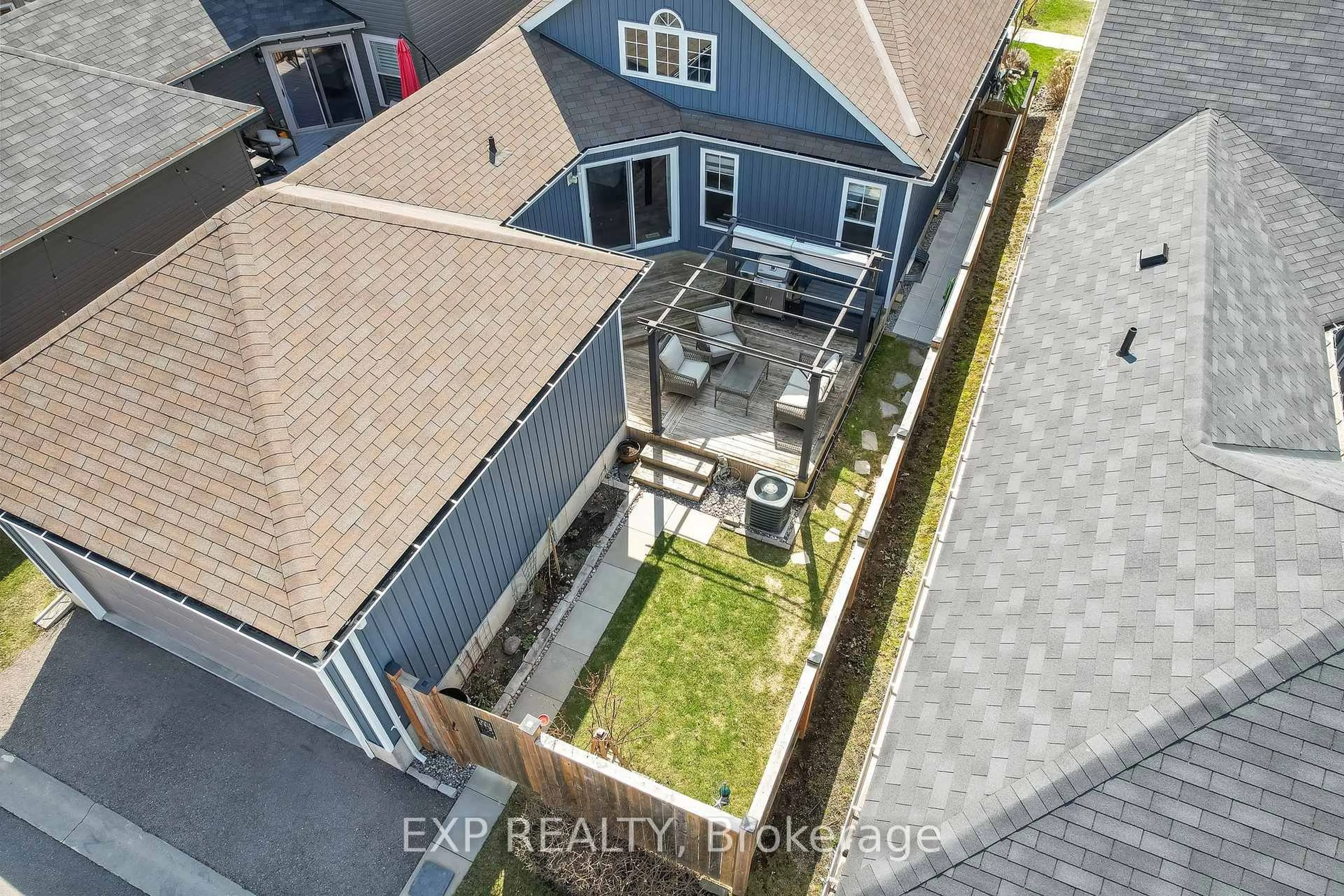 A pic from outside/outdoor area/front of a property/back of a property/a pic from drone, unknown for 284 Strachan St, Port Hope Ontario L1A 0C8