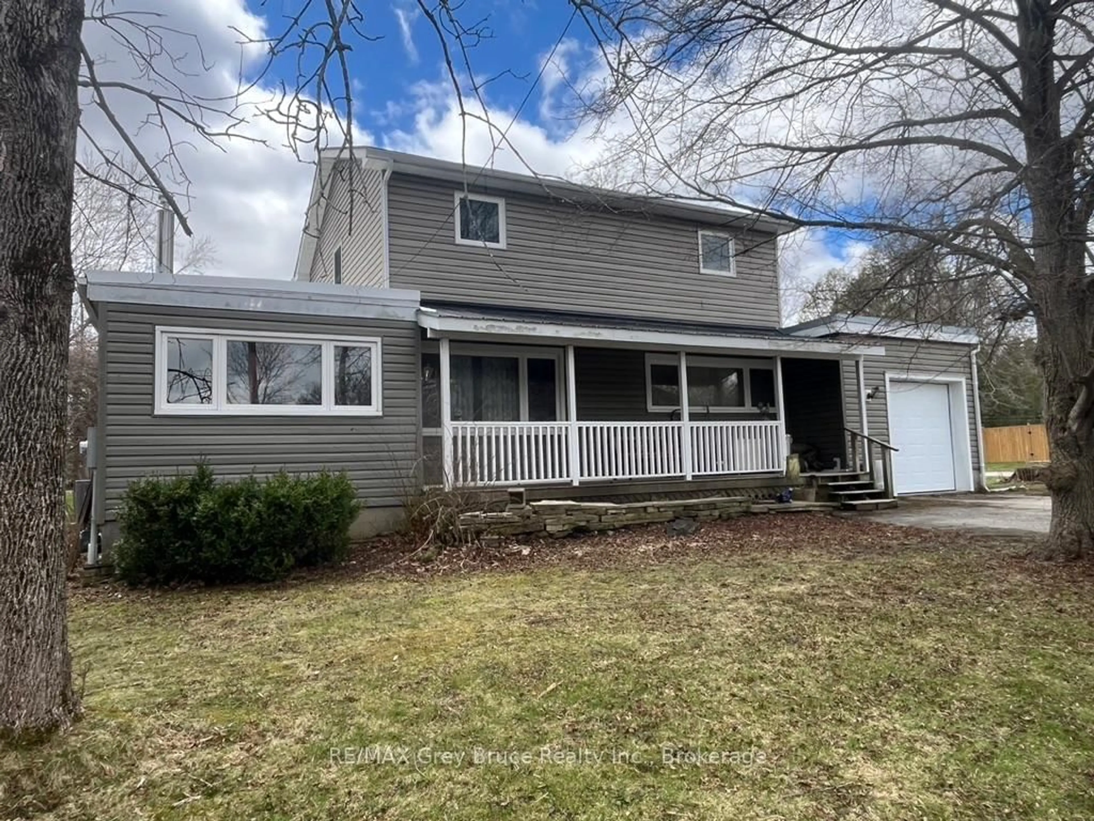 Home with vinyl exterior material, street for 868 16th St, Georgian Bluffs Ontario N4K 6V5