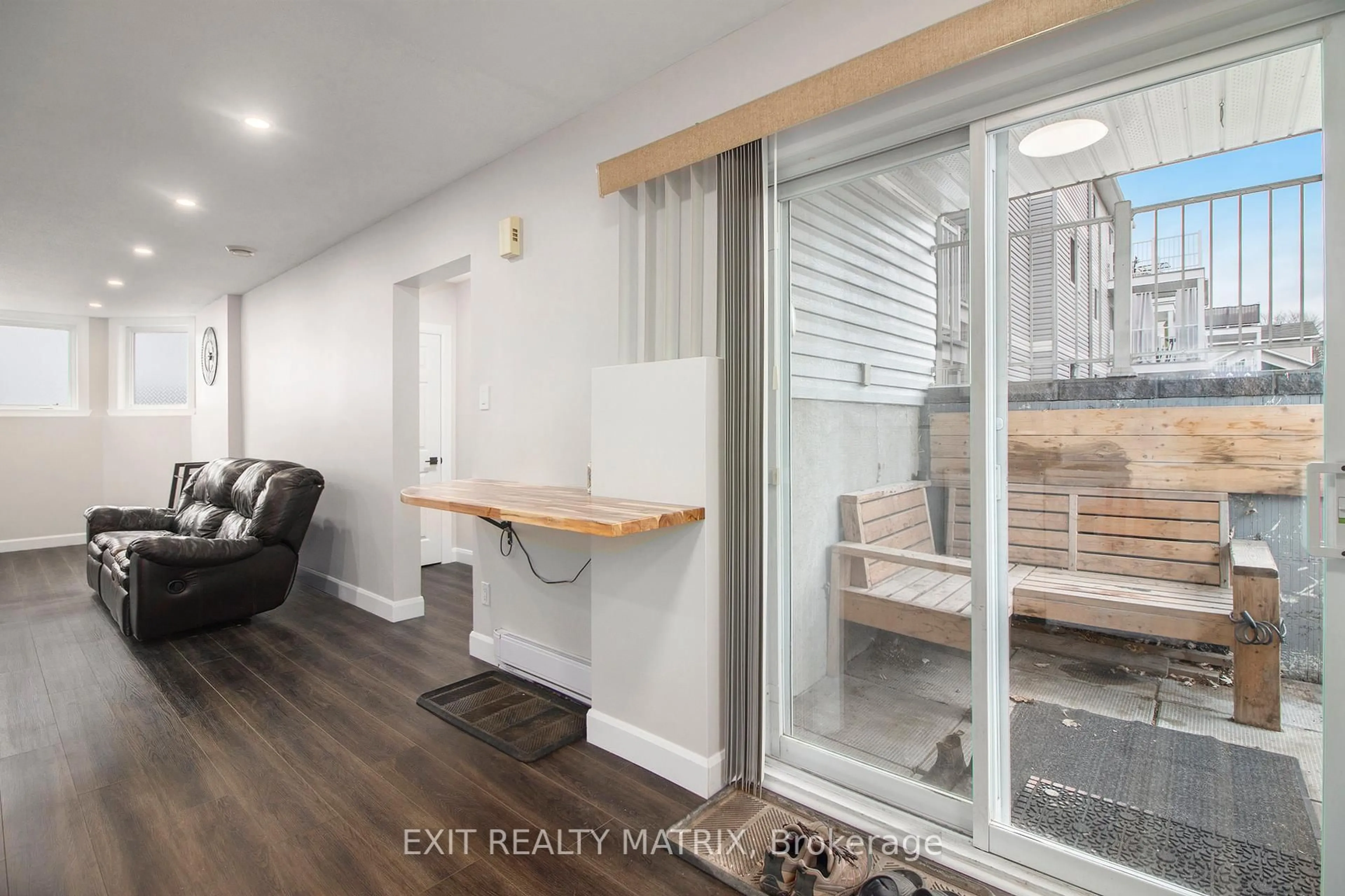 Indoor entryway for 75 LAPOINTE Blvd #5C, Russell Ontario K0A 1W0