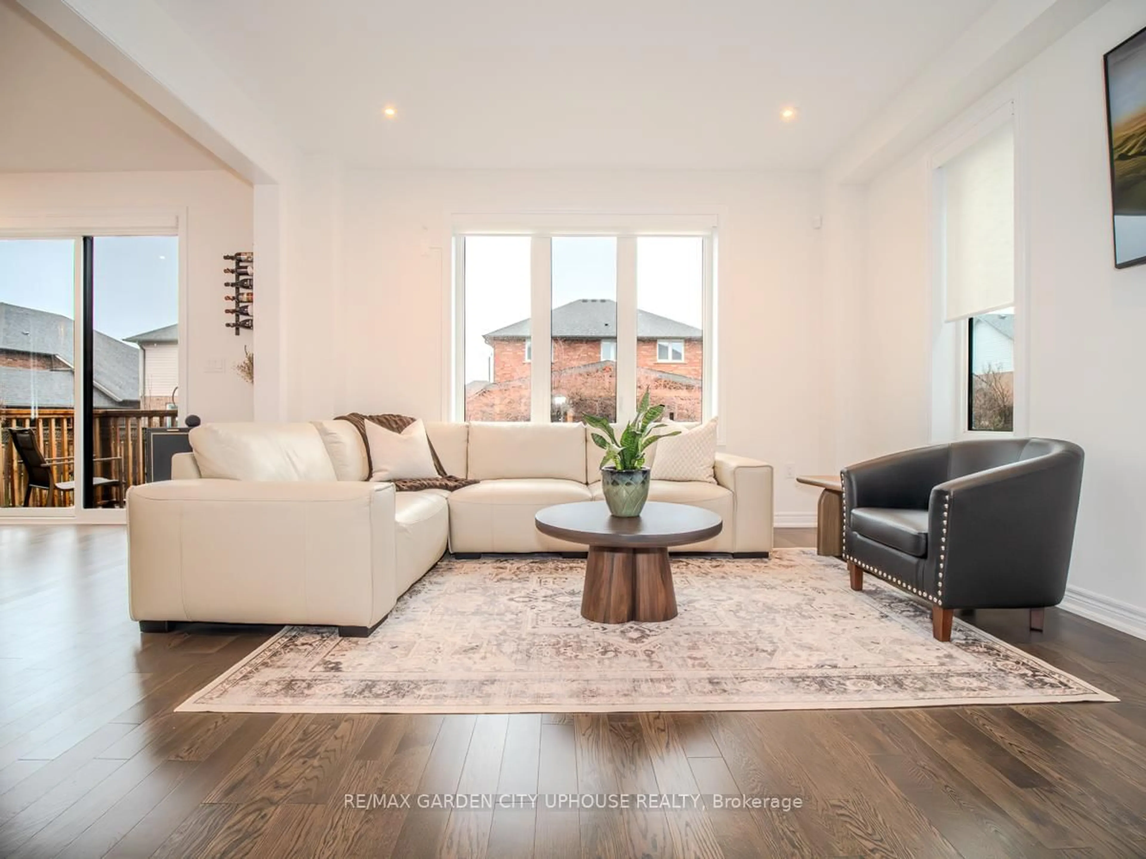 Living room with furniture, wood/laminate floor for 111 STARFIRE Cres, Hamilton Ontario L8E 0K9