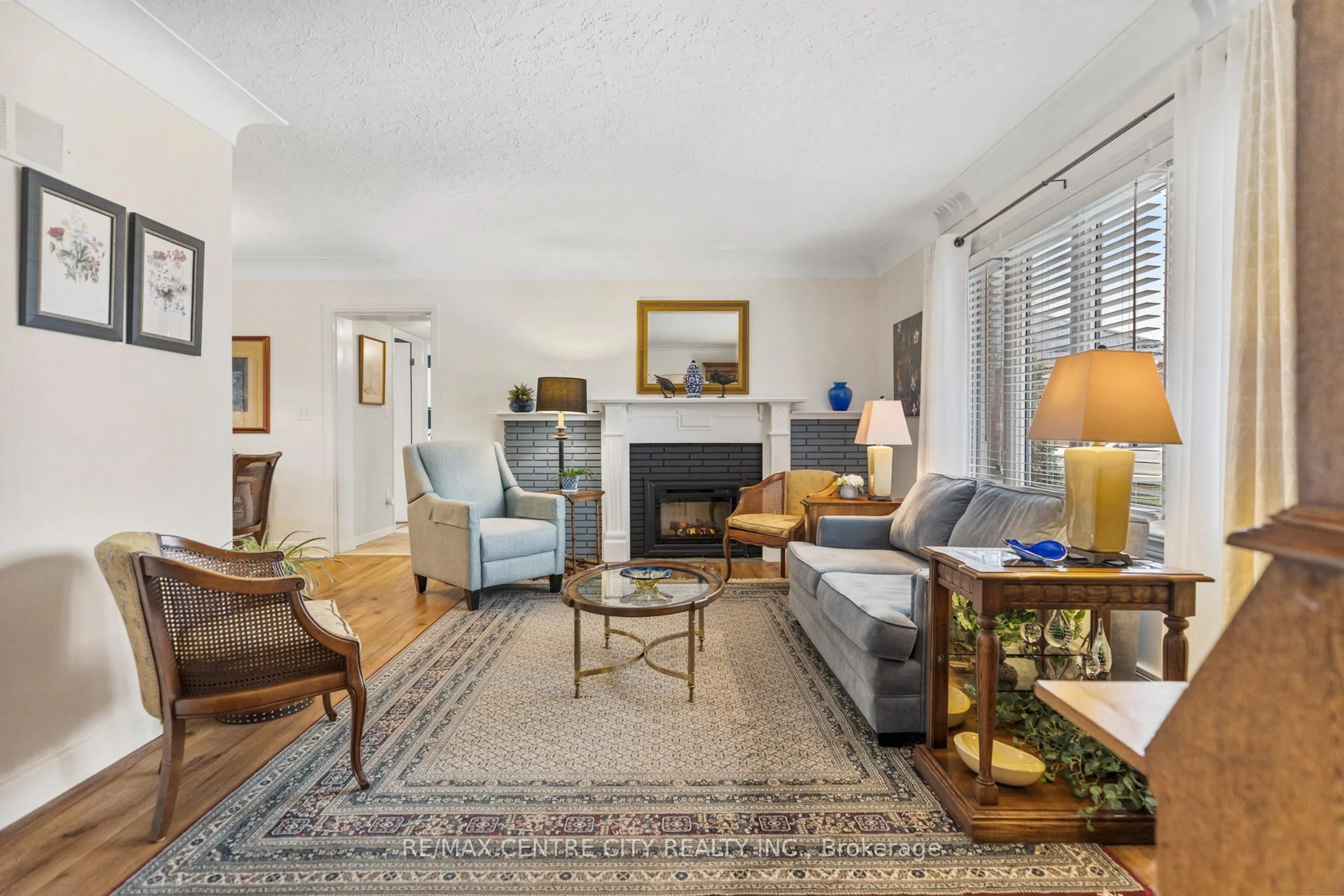 Living room with furniture, unknown for 32 Dieppe Dr, St. Thomas Ontario N5R 4G7