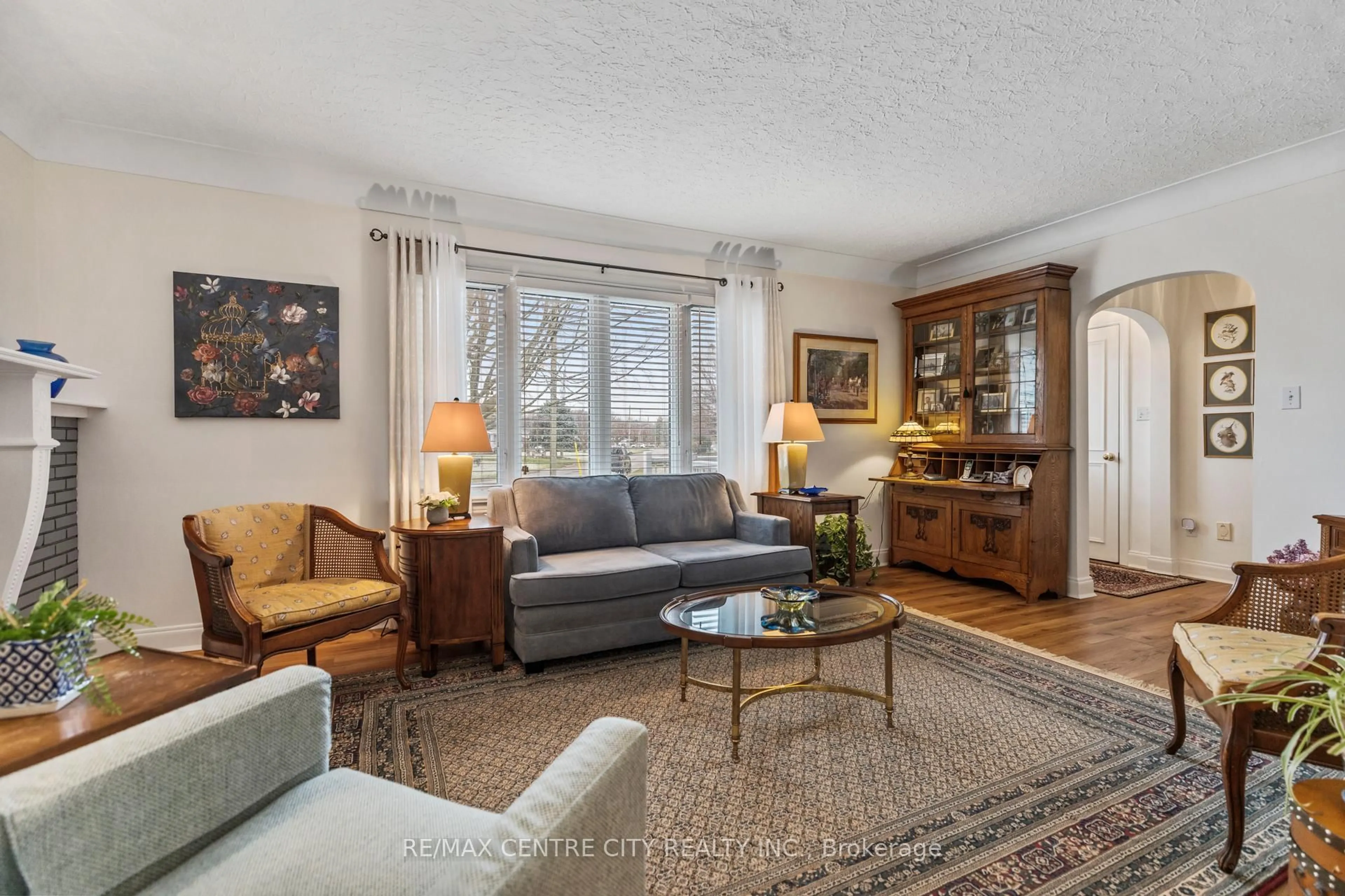 Living room with furniture, unknown for 32 Dieppe Dr, St. Thomas Ontario N5R 4G7