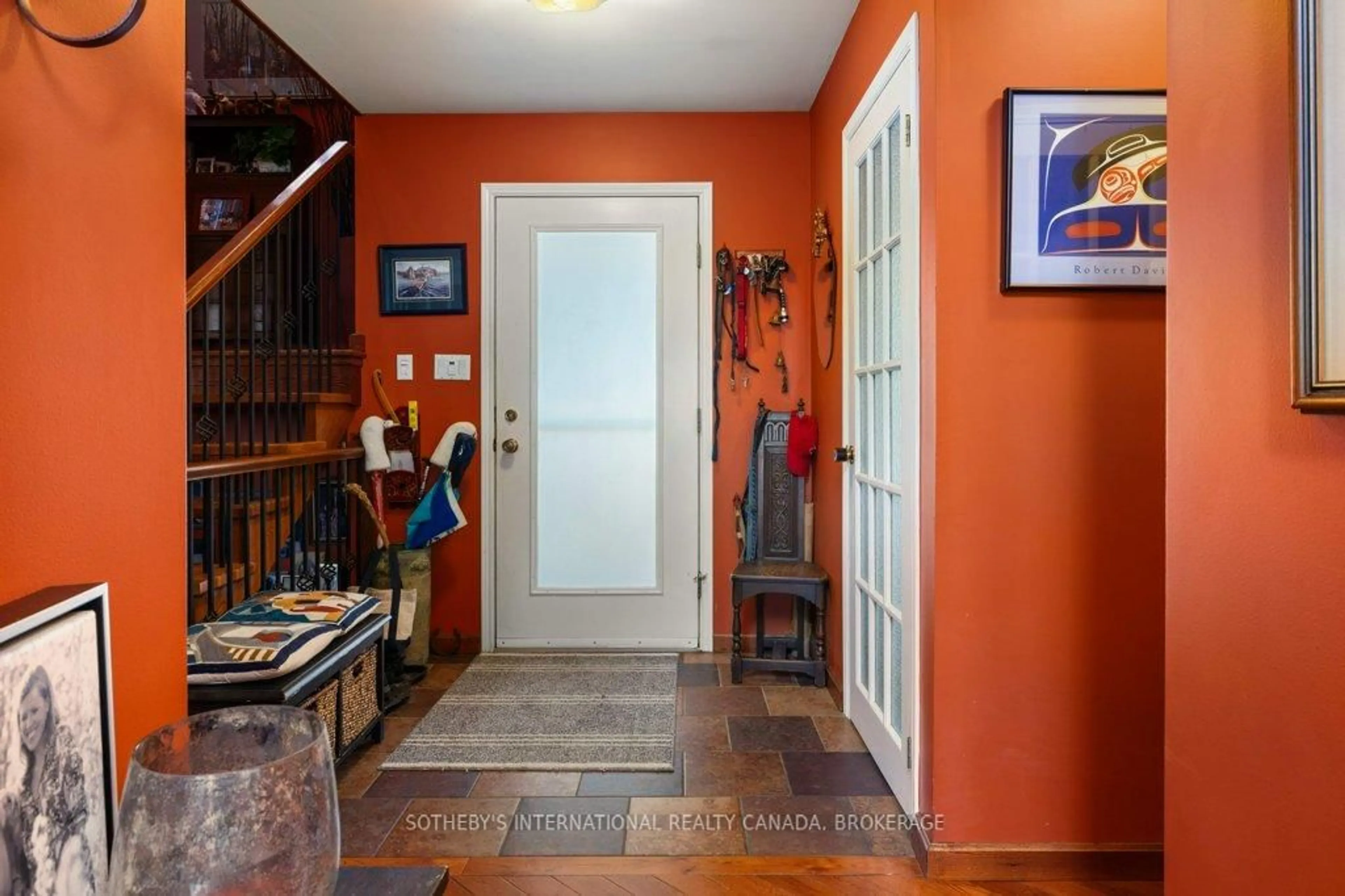 Indoor entryway for 479 Cunningham Road Sdrd, Front of Leeds & Seeleys Bay Ontario K7G 2V4