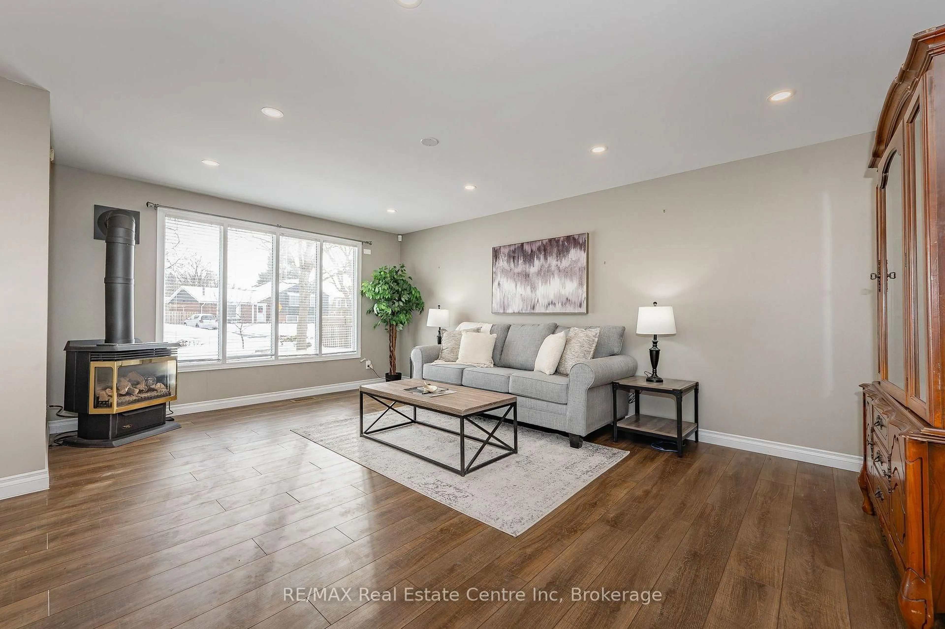 Living room with furniture, unknown for 6 STIRLING Pl, Guelph Ontario N1H 6W2
