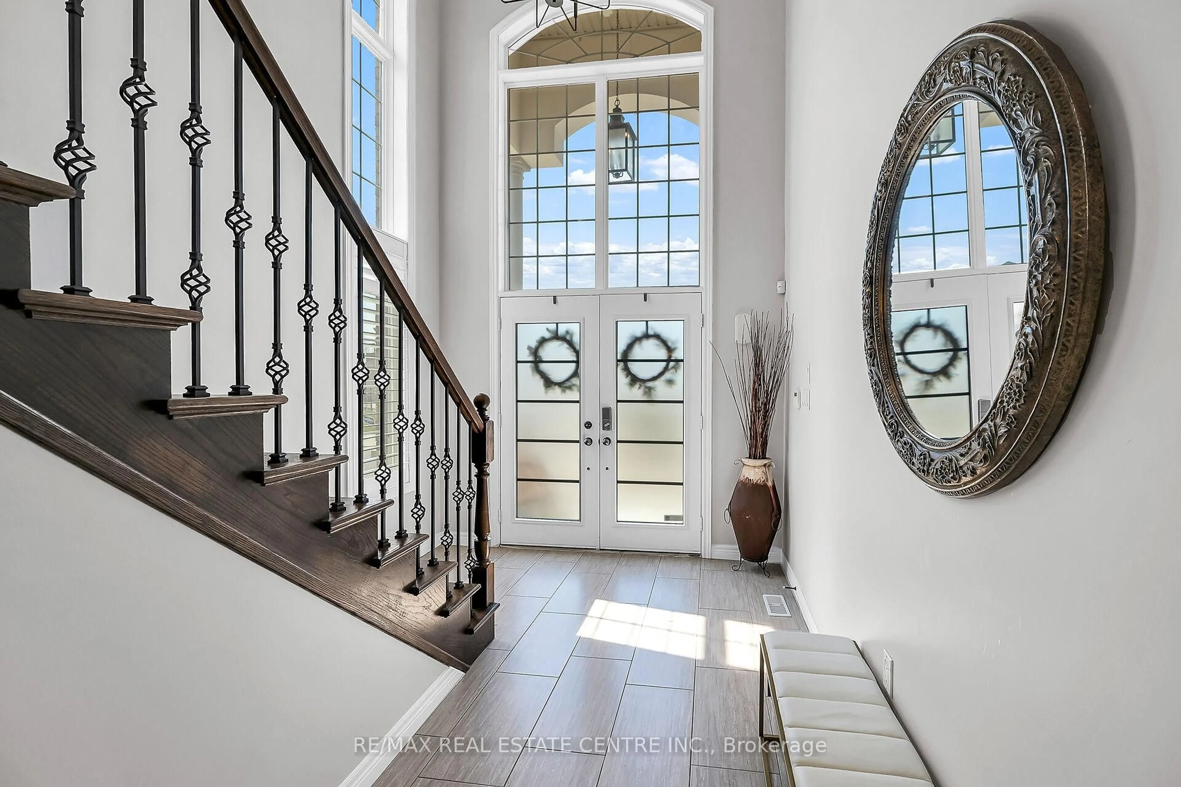 Indoor entryway for 97 Chartwell Circ, Hamilton Ontario L9A 0C4