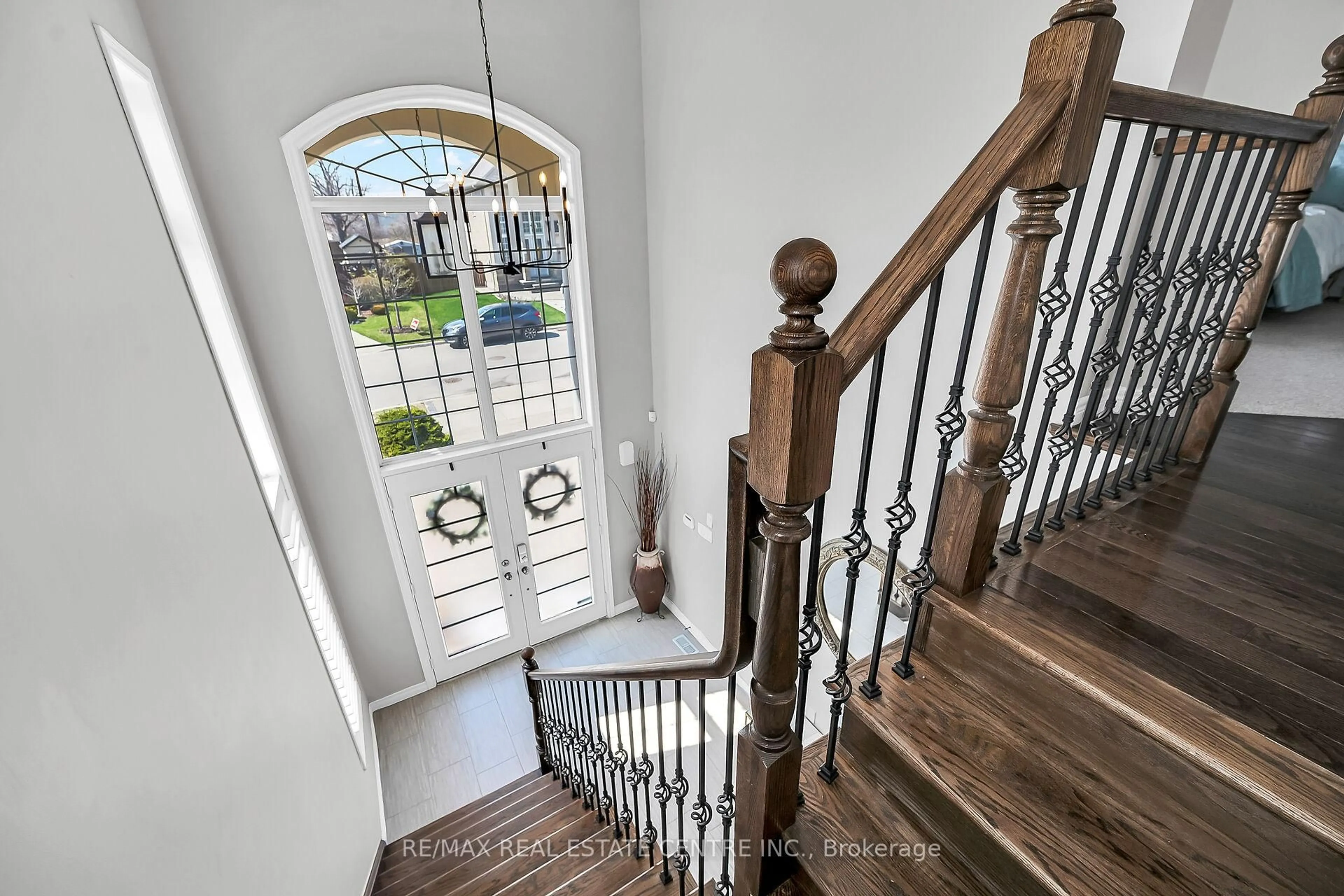 Indoor entryway for 97 Chartwell Circ, Hamilton Ontario L9A 0C4