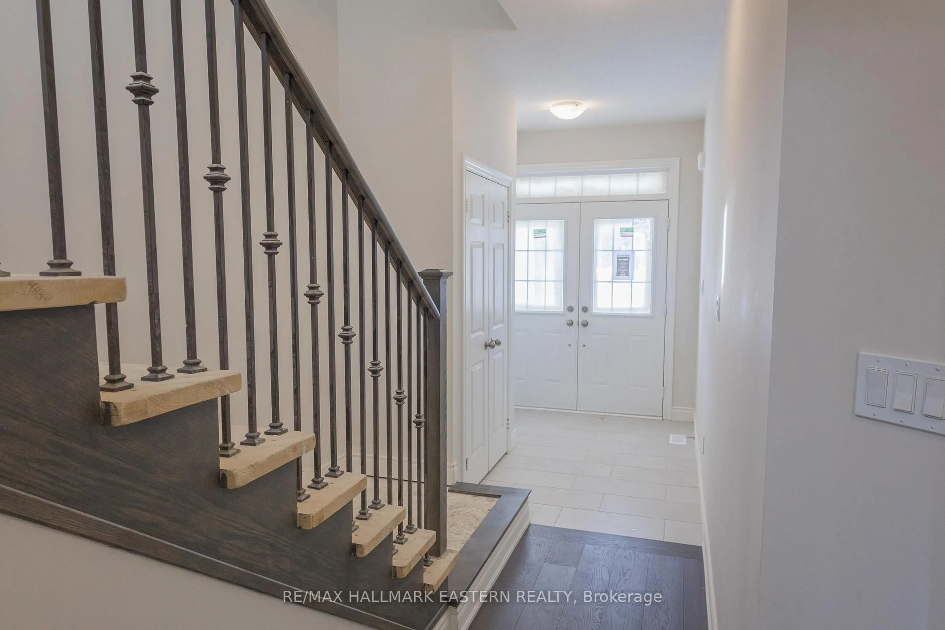 Indoor entryway for 35 COLDBROOK Dr, Cavan Monaghan Ontario L0A 1G0