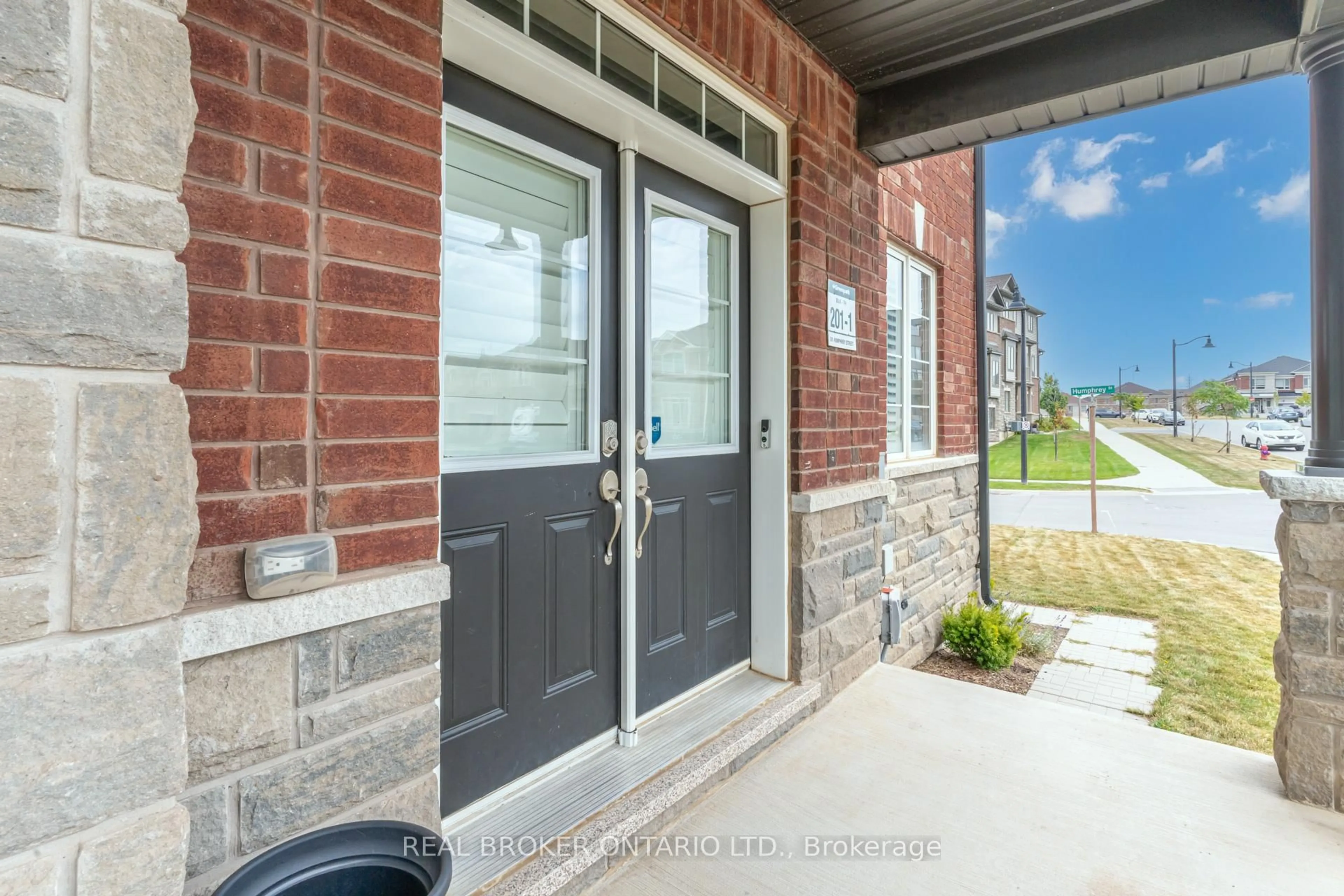 Indoor entryway for 301 Humphrey St, Hamilton Ontario L8B 1X4