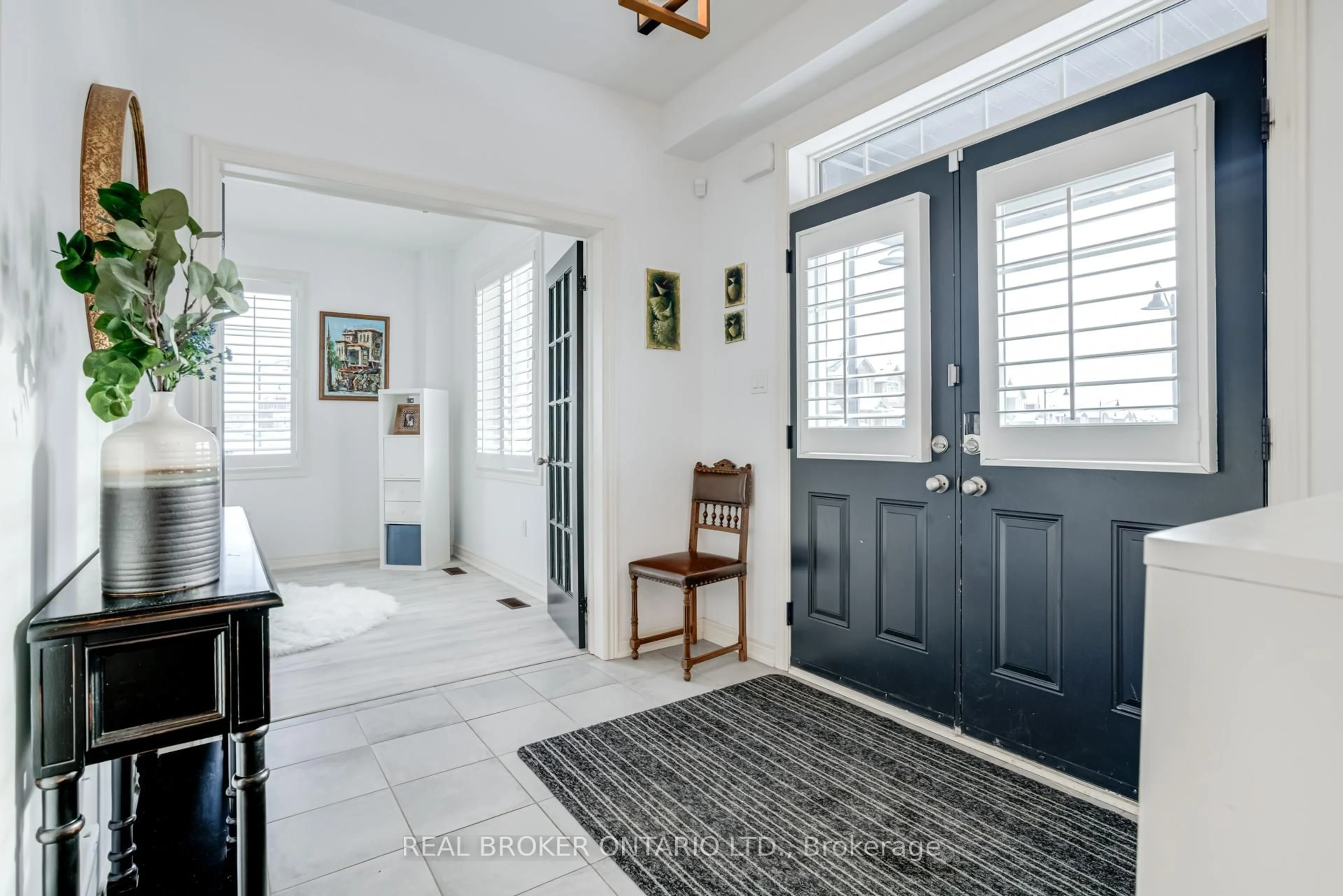 Indoor entryway for 301 Humphrey St, Hamilton Ontario L8B 1X4