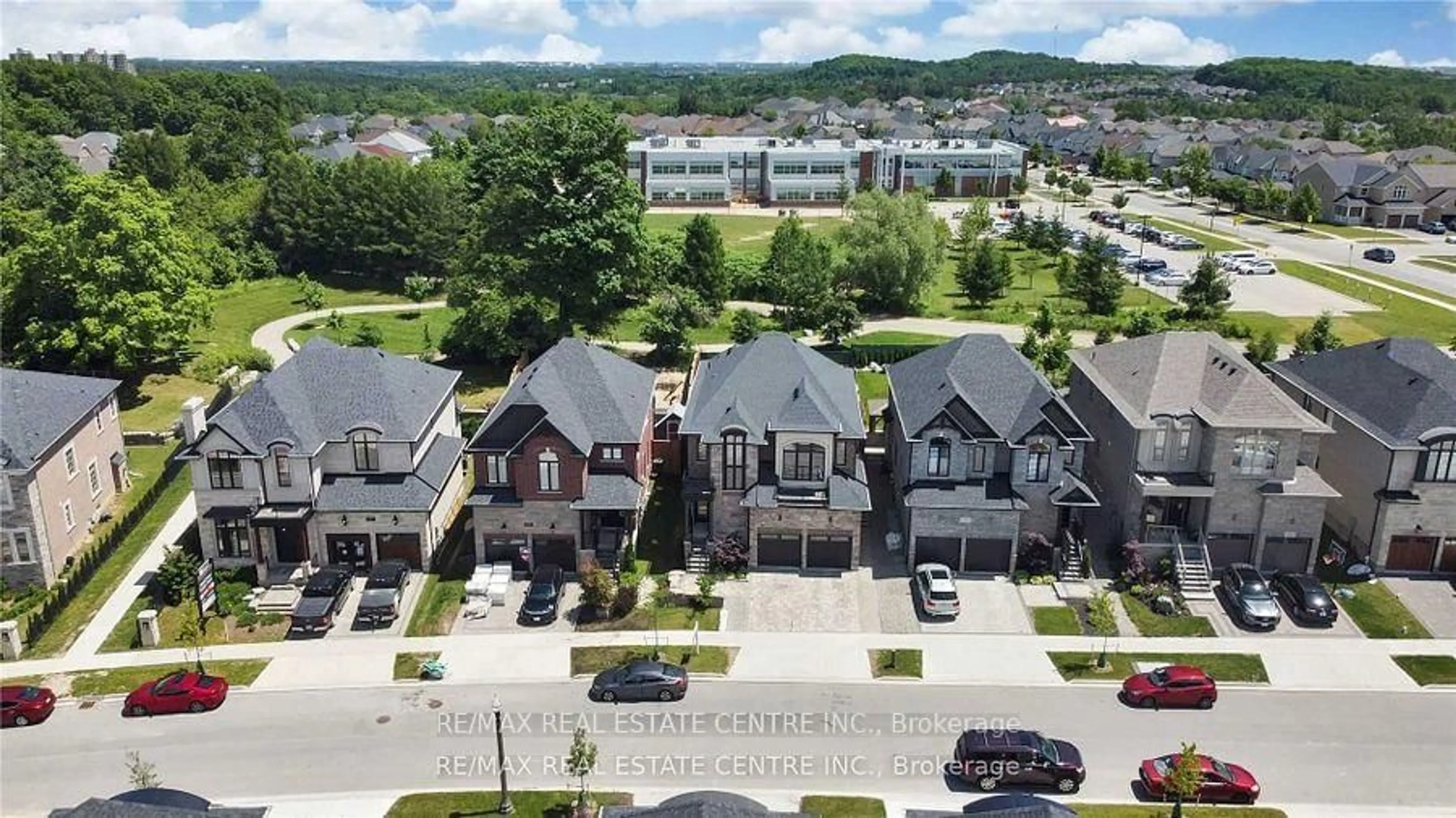 A pic from outside/outdoor area/front of a property/back of a property/a pic from drone, street for 204 Forest Creek Dr, Kitchener Ontario N2P 2R3