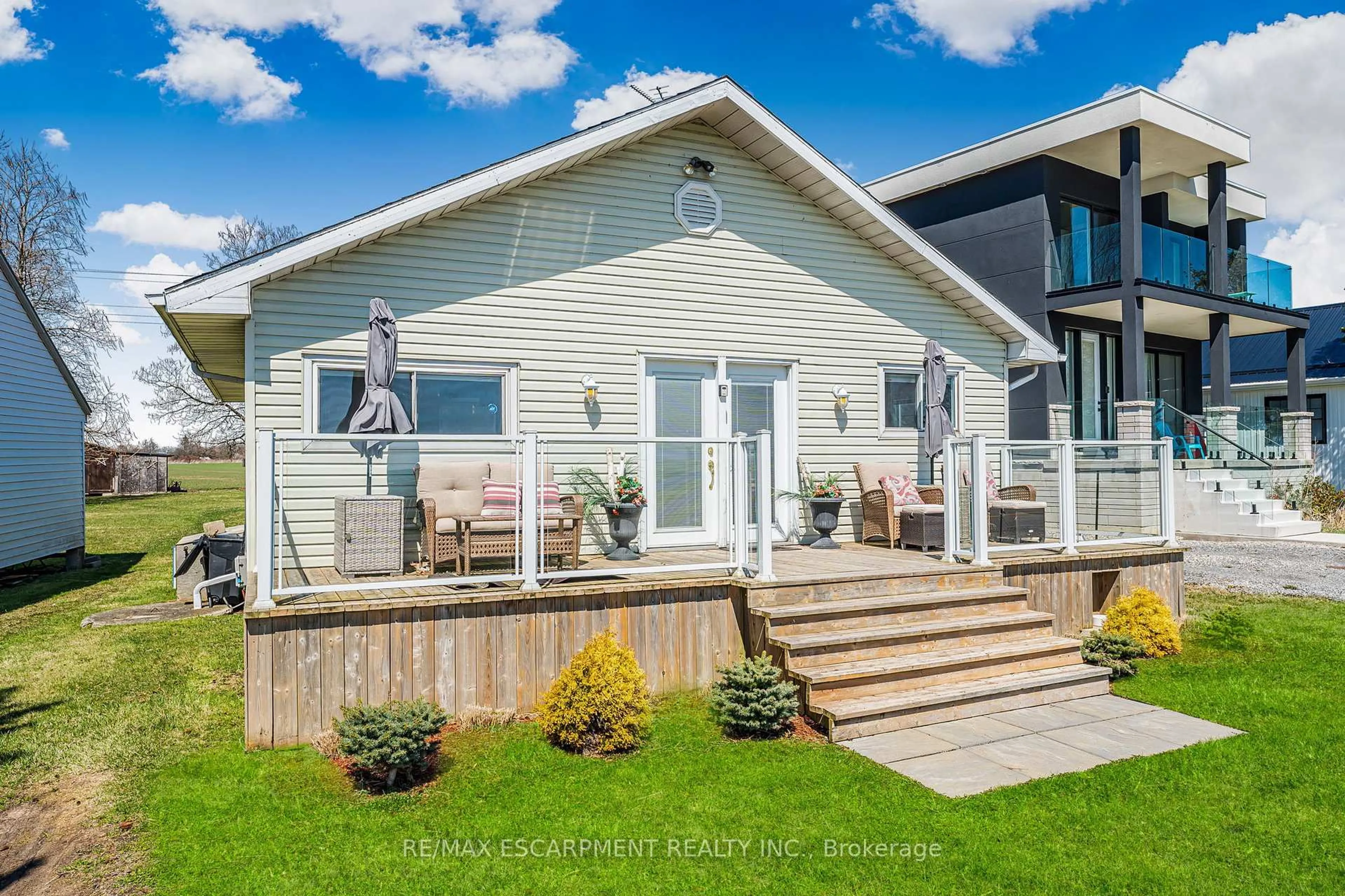 Home with vinyl exterior material, unknown for 793 Lakeshore Rd, Haldimand Ontario N0A 1P0