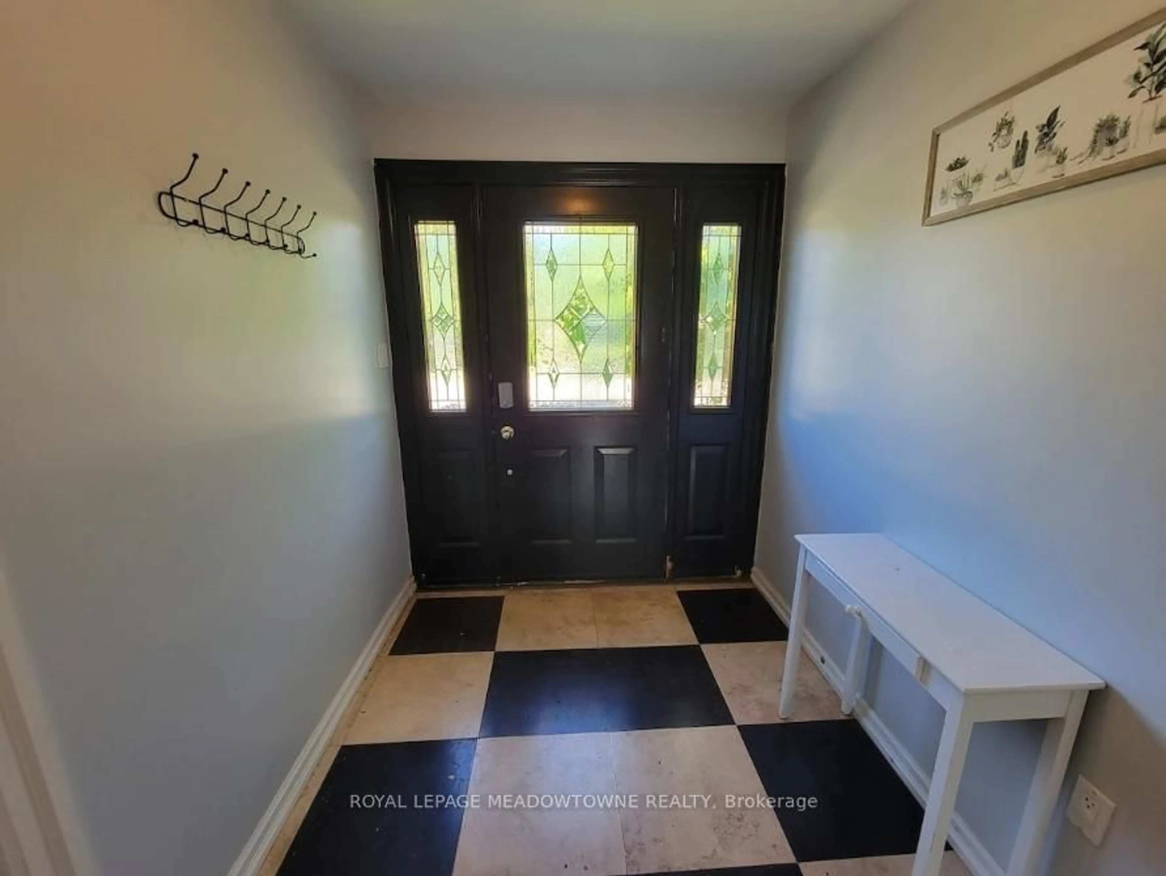 Indoor entryway for 557 Geneva St, St. Catharines Ontario L2N 2J1